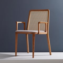 Minimalistischer Stuhl aus Massivholz, Textilsitz, Sitzmöbel für Textilien, Rückenlehne mit Rohrgestell, Armlehnen