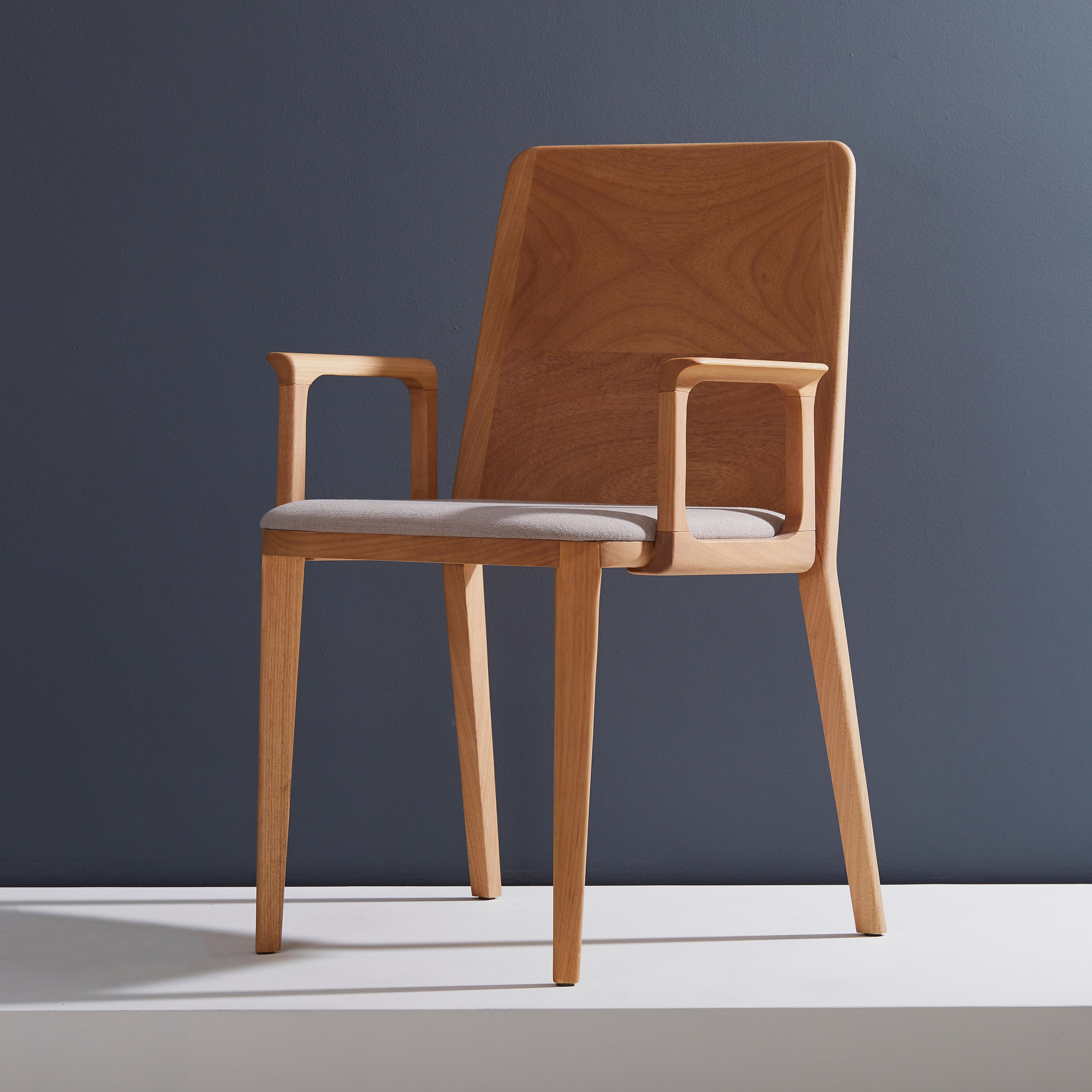 La collezione di sedie Wood in legno massiccio, flessibilità, estetica moderna, comfort e morbidezza sono le parole chiave di questa collezione. Il concetto si ispira al design dell'aereo B-52; questa ispirazione ci ha dato la libertà di creare una