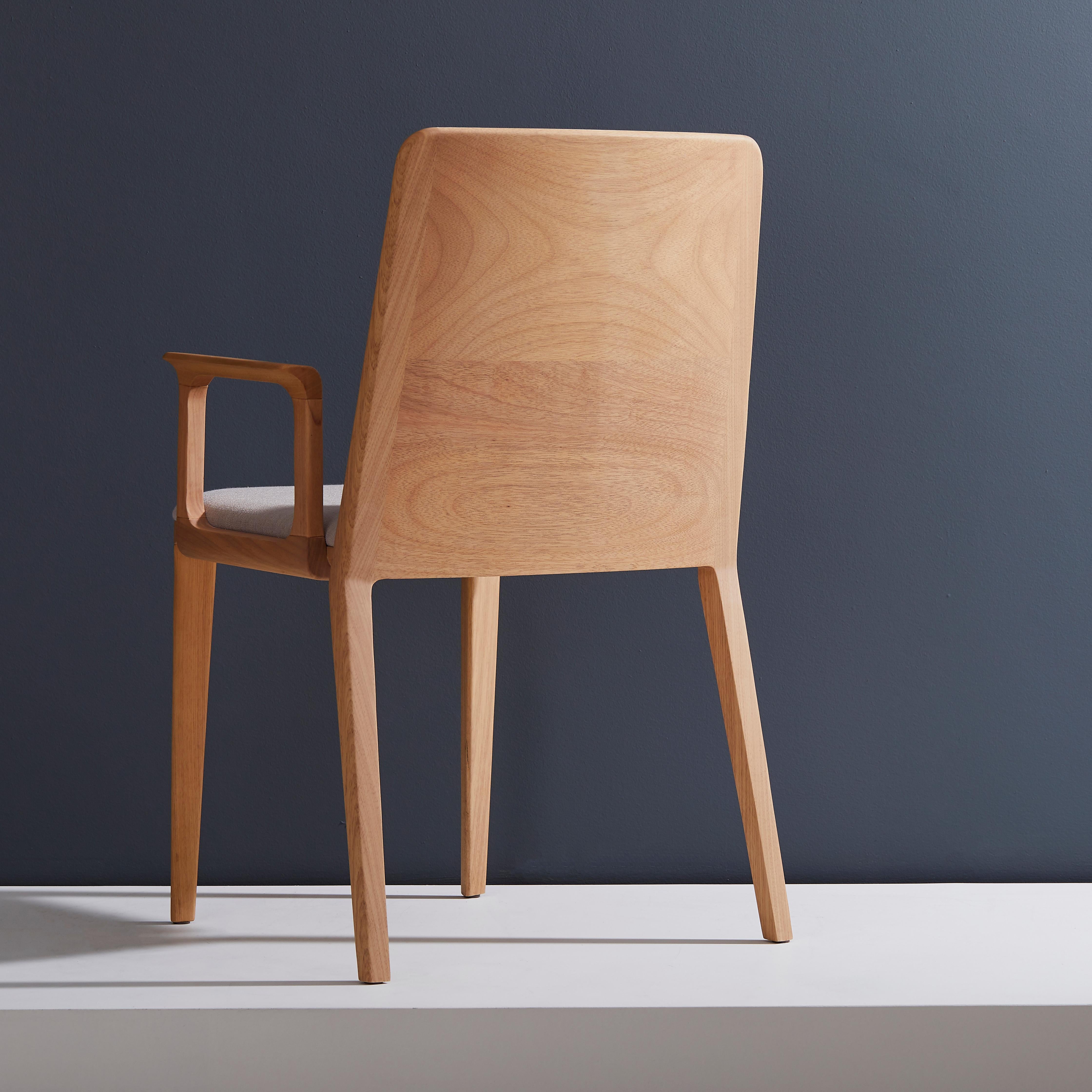 Brasiliano Stile minimalista, sedia in Wood Wood, seduta in tessuto, schienale massiccio, con braccioli in vendita