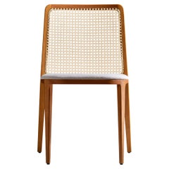 Minimalistischer Stil, Stuhl aus Massivholz, Textilien oder Ledersitzmöbel, Rückenlehne mit Rohrgestell