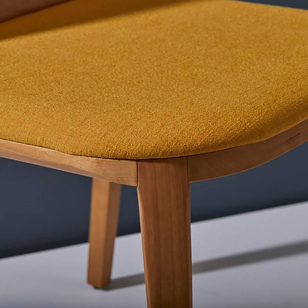 Estilo minimalista, silla de madera maciza, asientos textiles o de piel Moderno en venta