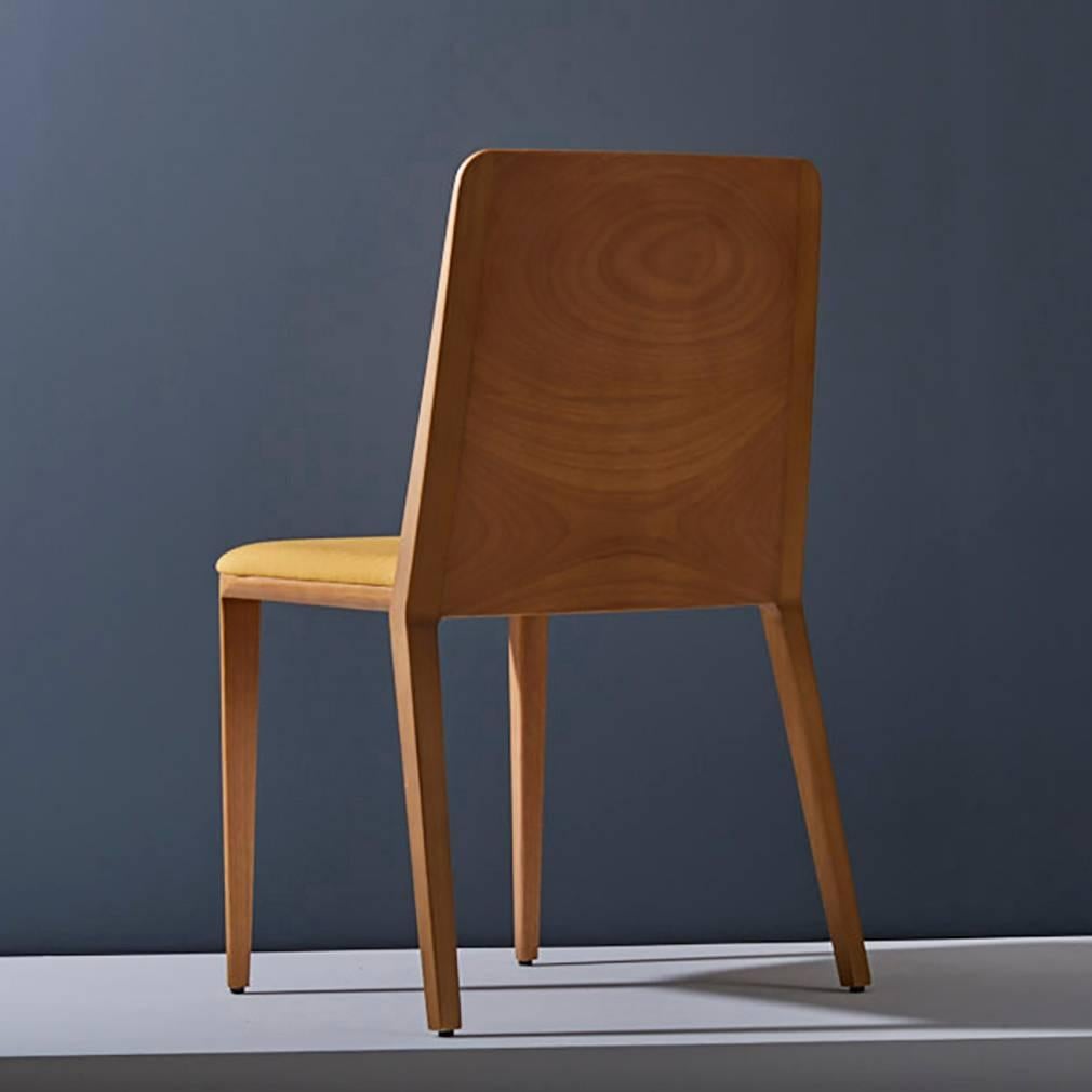 Estilo minimalista, silla de madera maciza, asientos textiles o de piel Brasileño en venta
