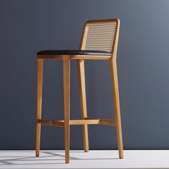 Minimalistischer Hocker aus Massivholz, Bar- oder Thekenhöhe, Rohr und Leder