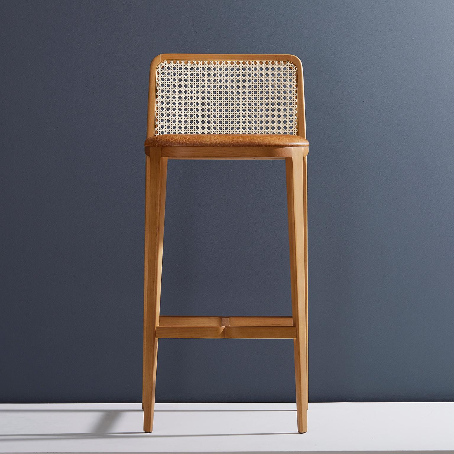 Estilo minimalista, taburete de madera maciza, altura de barra o mostrador, entelado y cuero Brasileño en venta