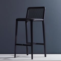 Minimalistischer Stil,  Barhocker aus Massivholz, Sitz aus Textilien oder Leder, schwarze Oberfläche