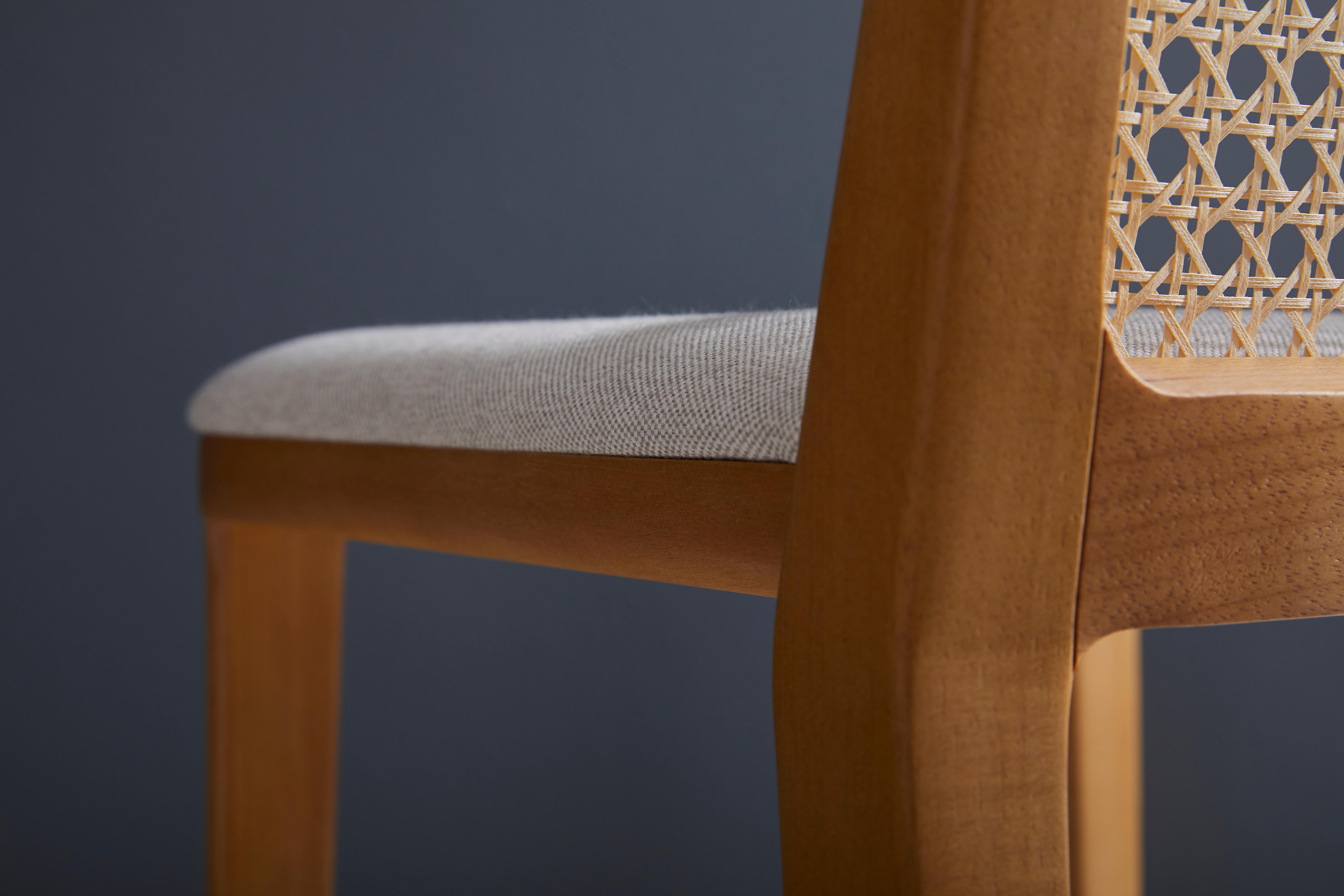 Minimalistischer Hocker aus Massivholz, Sitzmöbel aus Textilien oder Leder, Rückenlehne aus Rohrholz im Angebot 3