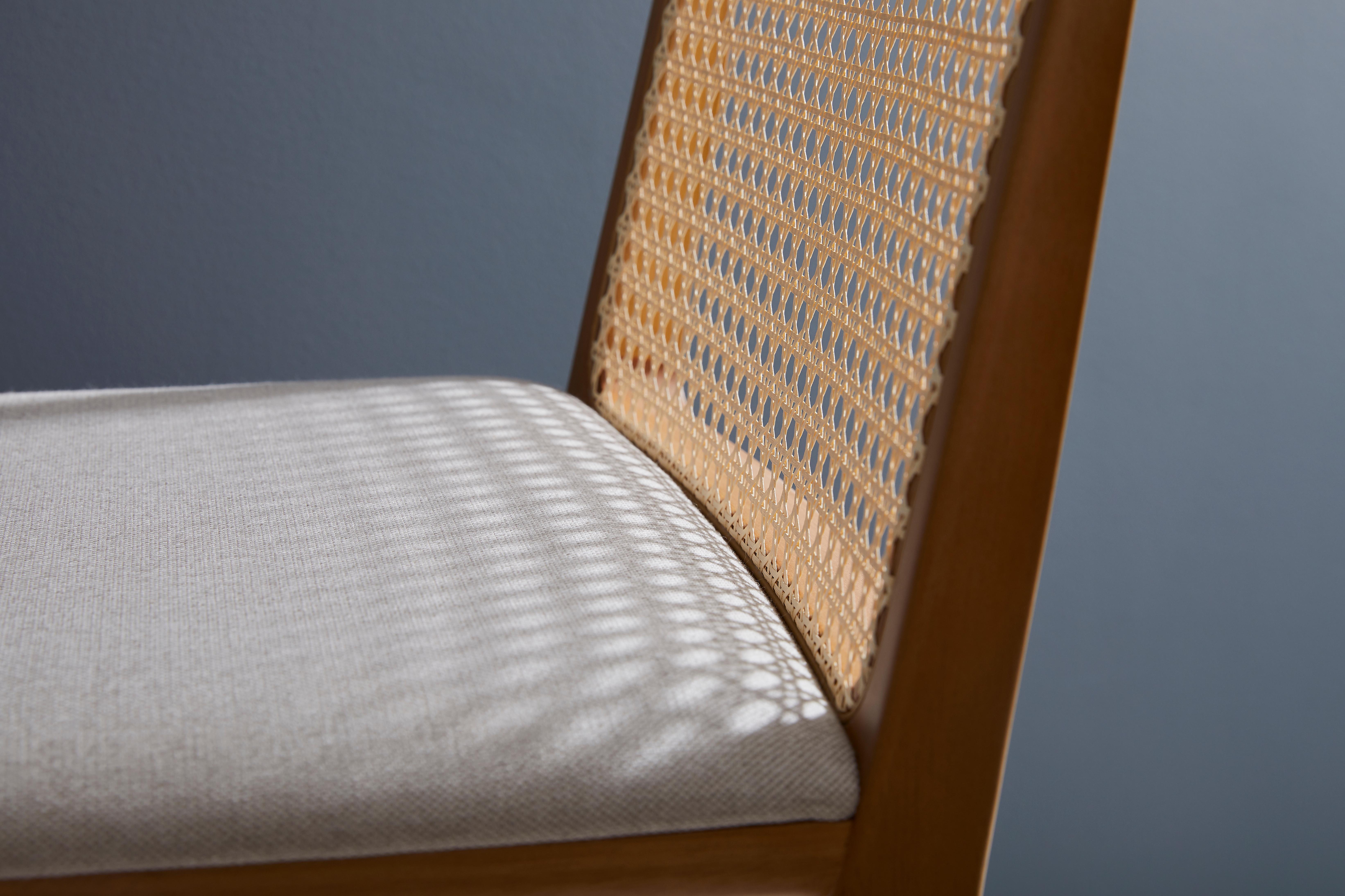 Minimalistischer Hocker aus Massivholz, Sitzmöbel aus Textilien oder Leder, Rückenlehne aus Rohrholz im Angebot 4