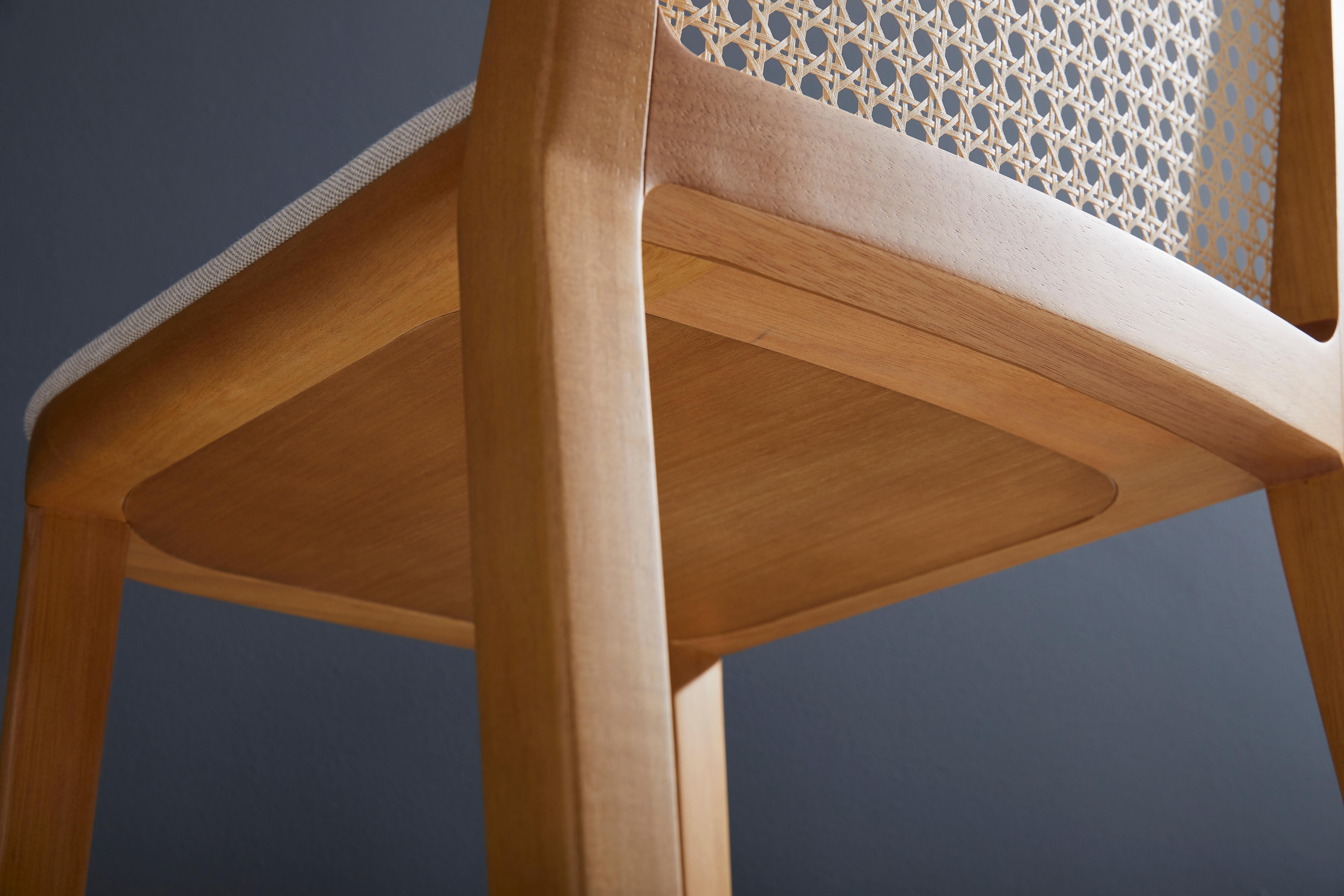 Minimalistischer Hocker aus Massivholz, Sitzmöbel aus Textilien oder Leder, Rückenlehne aus Rohrholz im Angebot 5