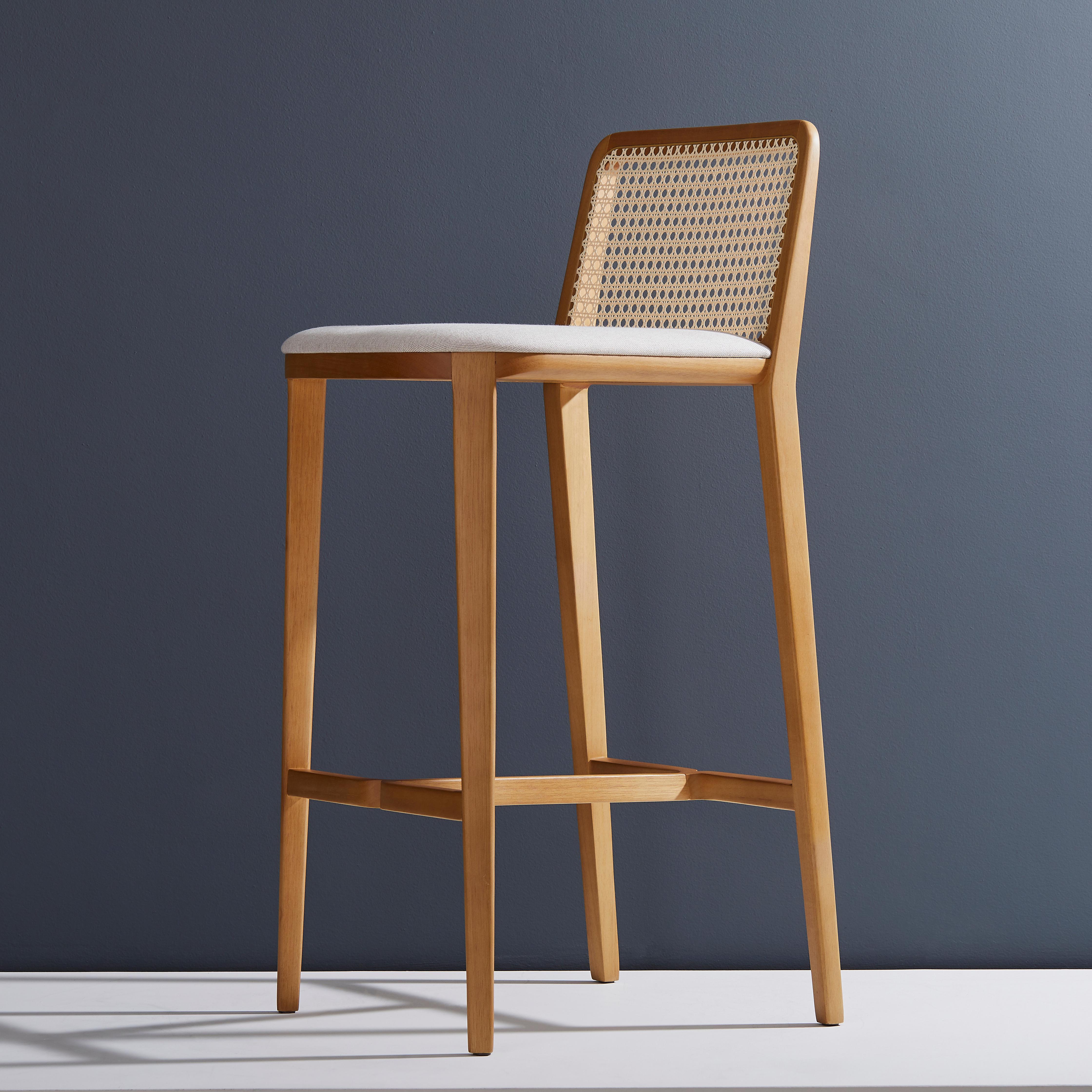 Minimalistischer Hocker aus Massivholz, Sitzmöbel aus Textilien oder Leder, Rückenlehne aus Rohrholz (Moderne) im Angebot