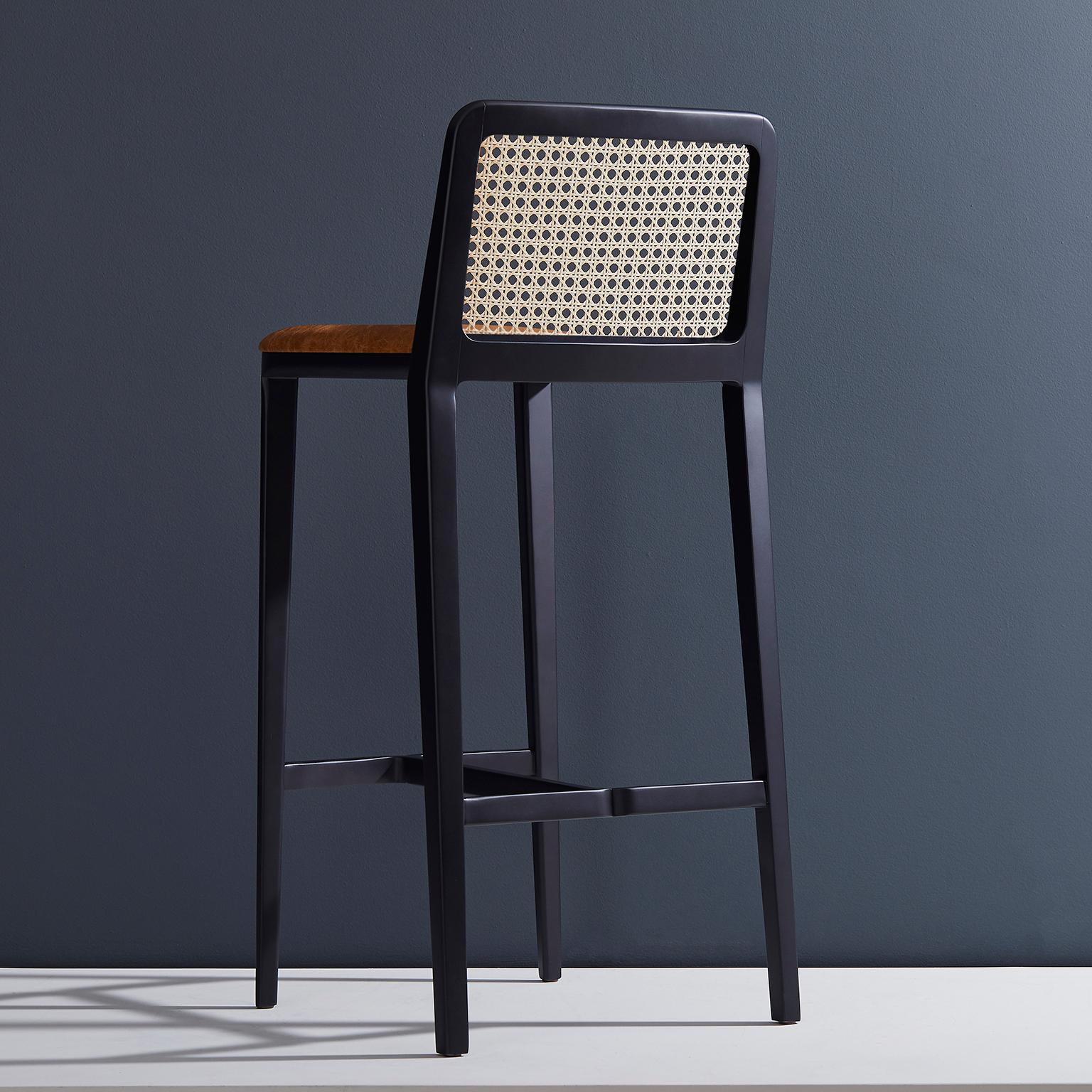 Minimalistischer Hocker aus Massivholz, Sitzmöbel, Textilien oder Leder, Sitzmöbel mit Rohrgeflecht, Schrank (Moderne) im Angebot
