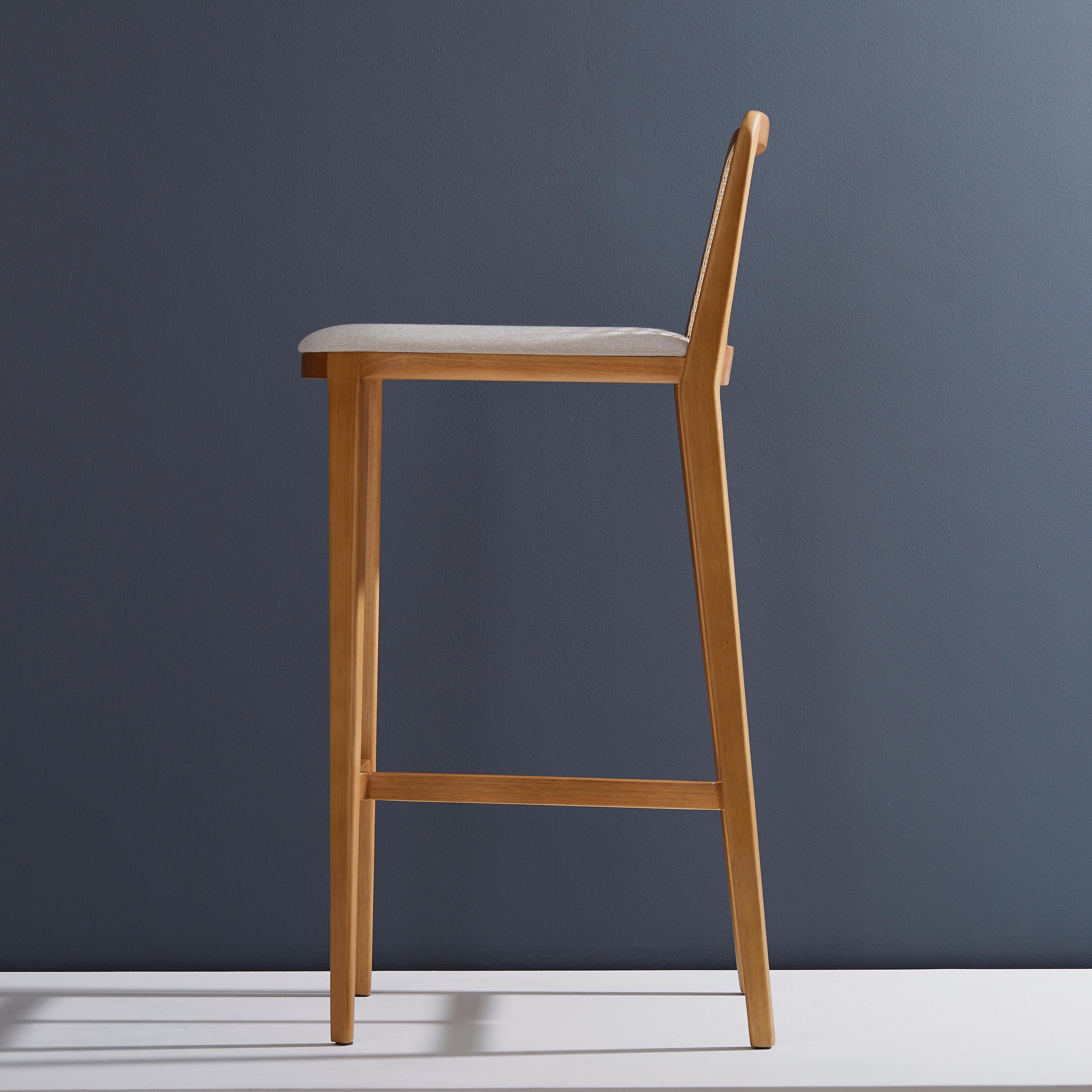 Minimalistischer Hocker aus Massivholz, Sitzmöbel aus Textilien oder Leder, Rückenlehne aus Rohrholz (Brasilianisch) im Angebot
