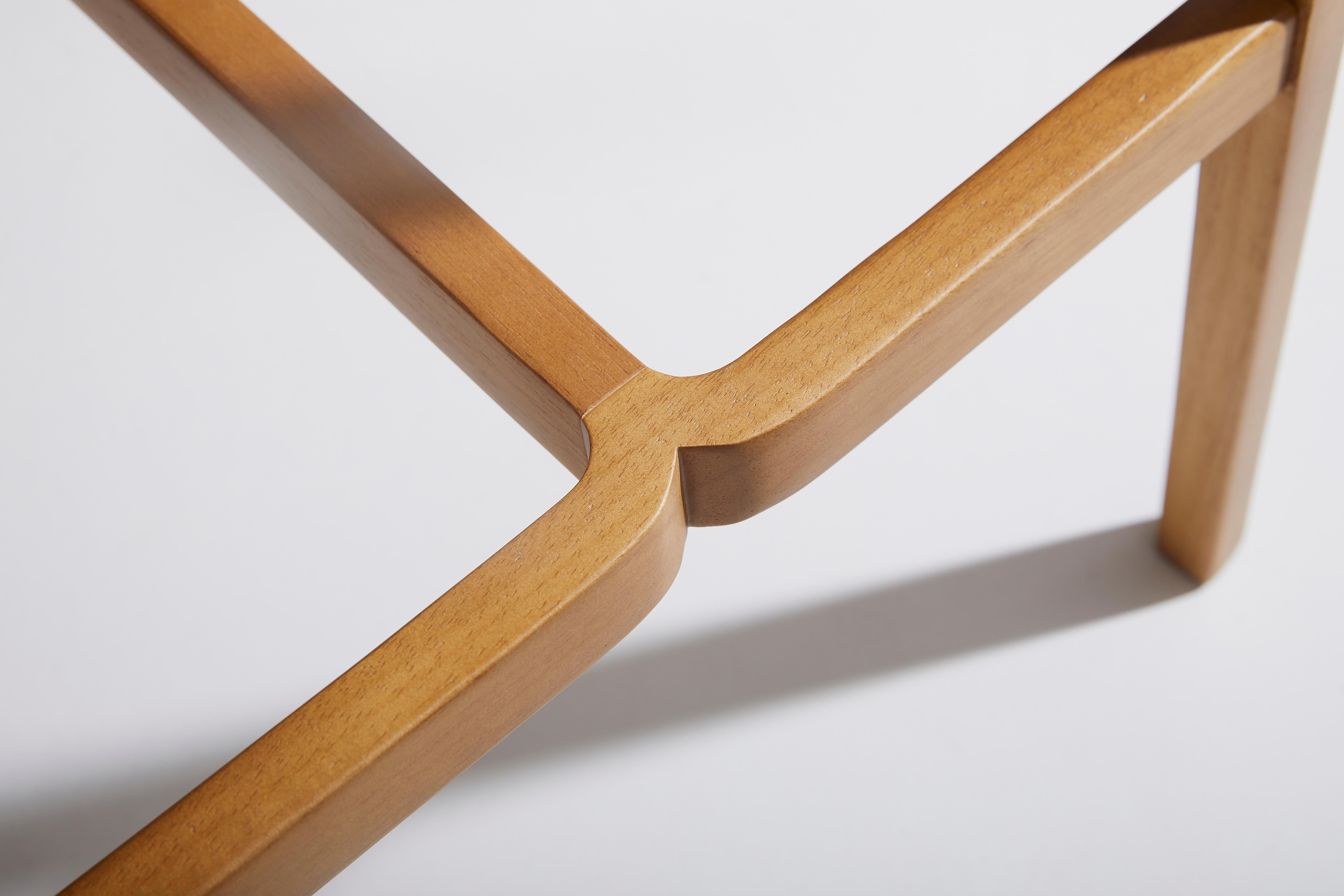 Minimalistischer Hocker aus Massivholz, Sitzmöbel aus Textilien oder Leder, Rückenlehne aus Rohrholz (21. Jahrhundert und zeitgenössisch) im Angebot