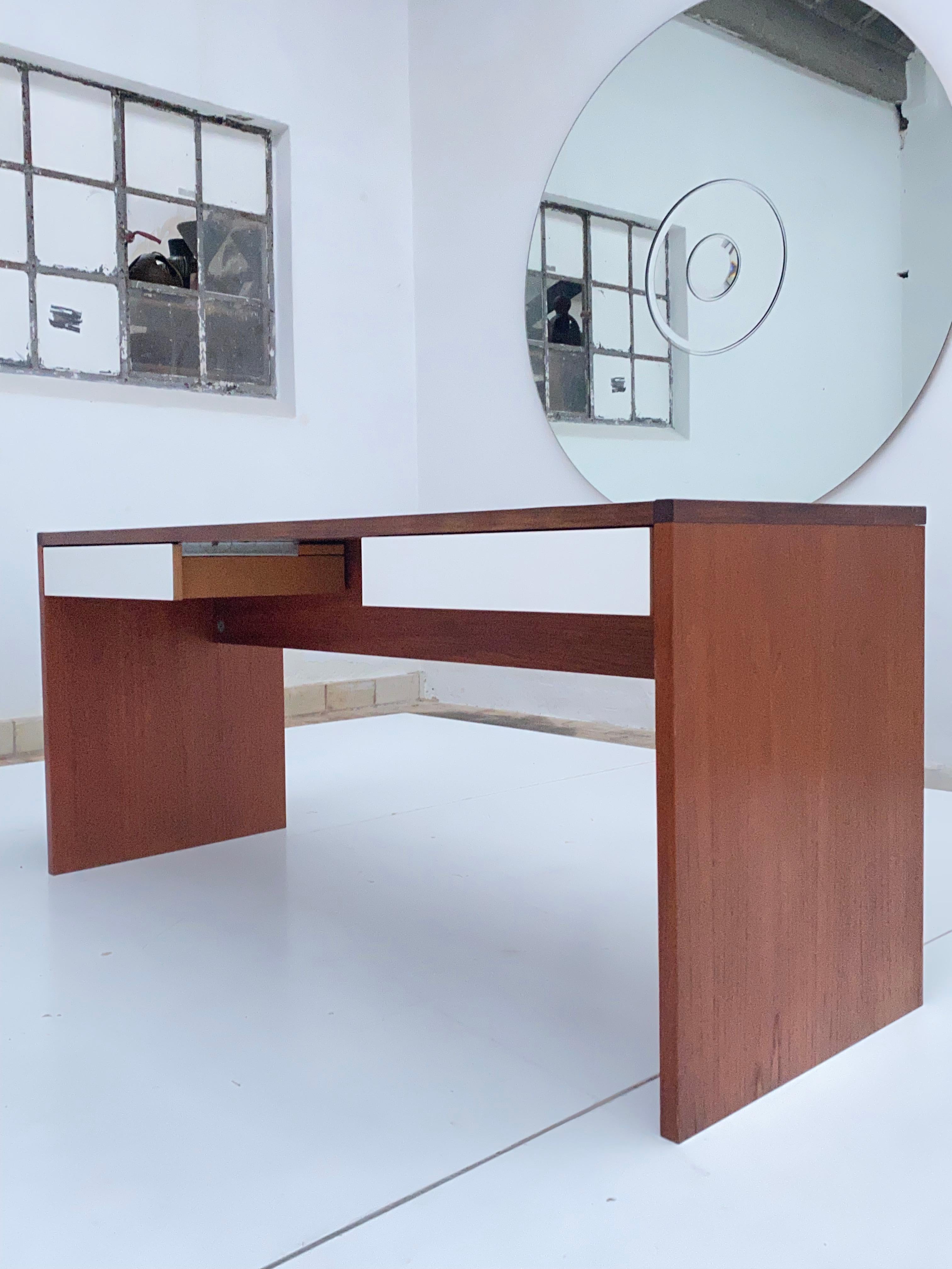 Minimalistischer Waschtisch / Schminktisch aus den 1960er Jahren mit 2 Schubladen von dem niederländischen Designer Cees Braakman für Pastoe The Netherlands

Teakholz-furniertes Sperrholz und Formica

Es kann komplett zerlegt werden, um es als