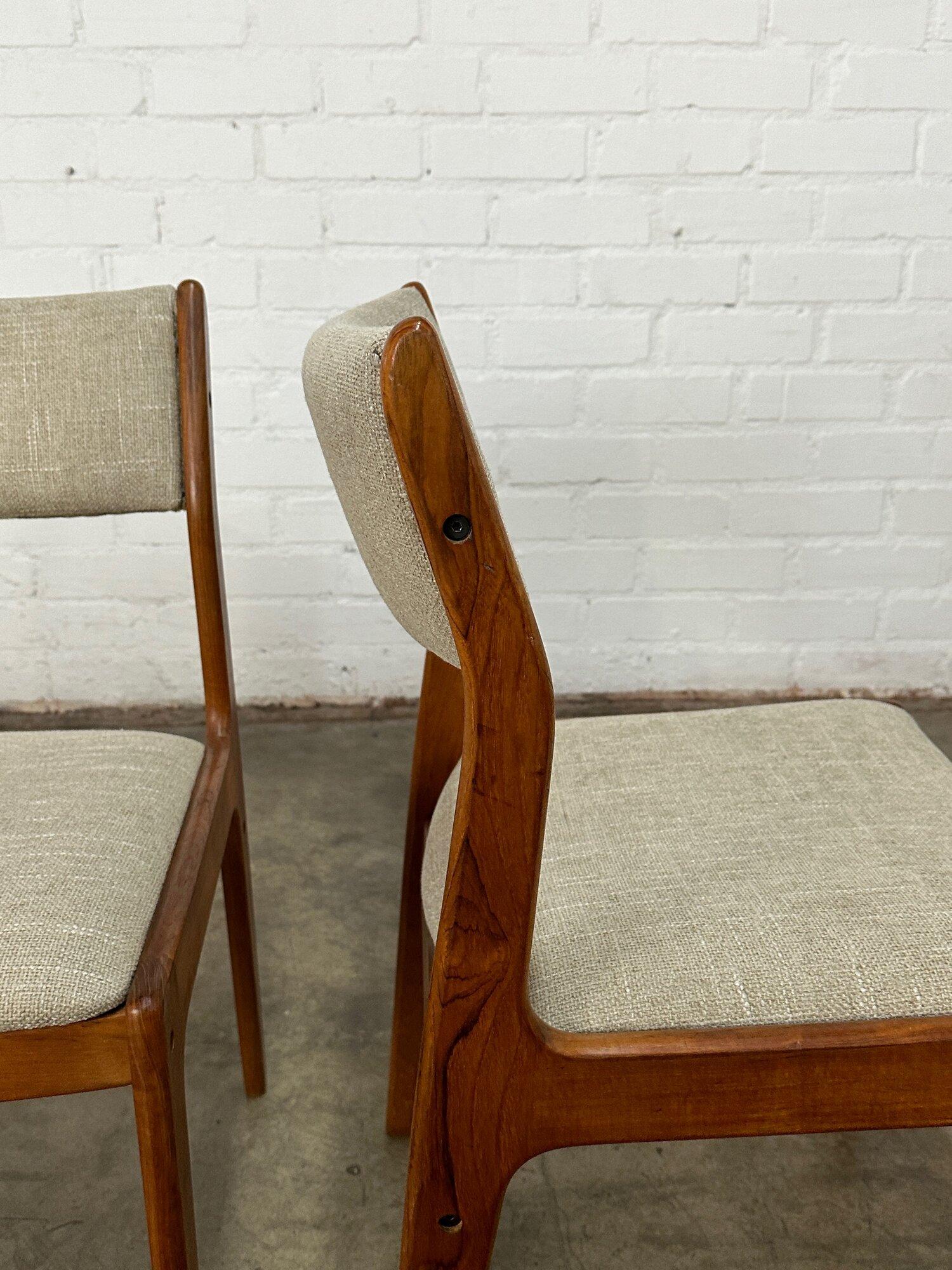 W19.5 D18 H32.5 SW17.5 SD17 SH17

Dänische Teakholz-Dining-Stühle in gutem Vintage-Zustand. Die Stühle sind neu gepolstert und die massiven Teakholzrahmen wurden gereinigt und geölt. 

Der Preis gilt für das Viererset.