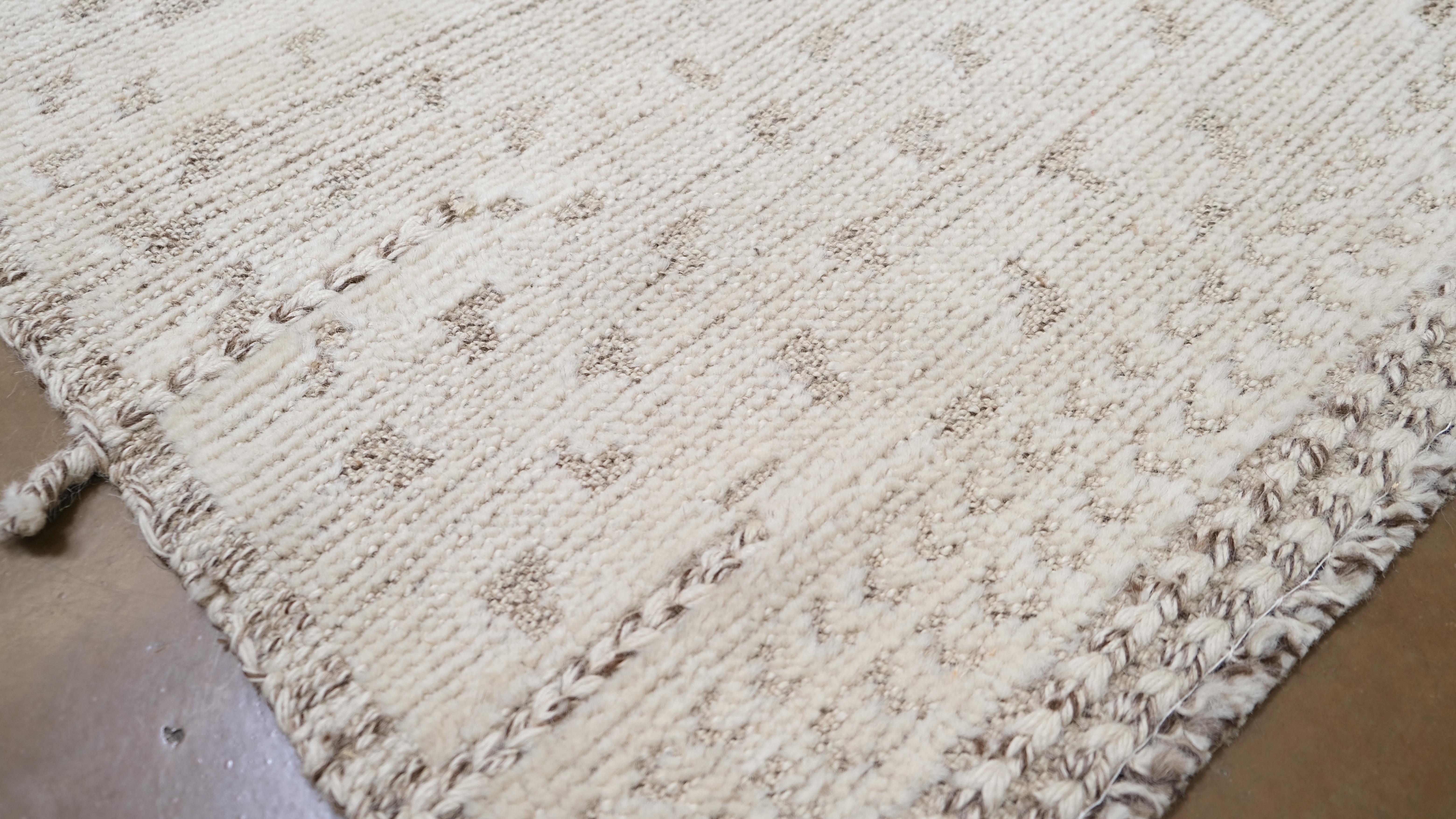 Minimal strukturiert  Neutraler Woll-Läufer  2'8''x10'3'' (Skandinavische Moderne) im Angebot