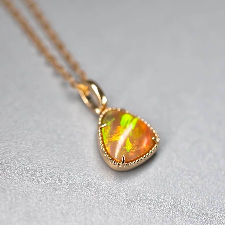 Collier de pendentifs en opale éthiopienne en forme de triangle en or jaune 14k.


Expédition nationale gratuite par USPS First Class !  Garantie limitée d'un an gratuite !  Sac ou boîte cadeau gratuit avec chaque commande !



L'opale, la reine des