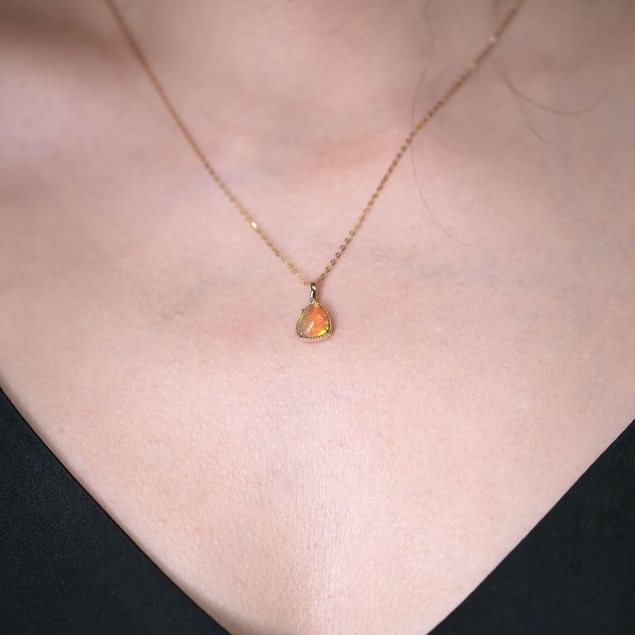 Arts and Crafts Collier d'opale éthiopienne en forme de triangle en or jaune 14k en vente