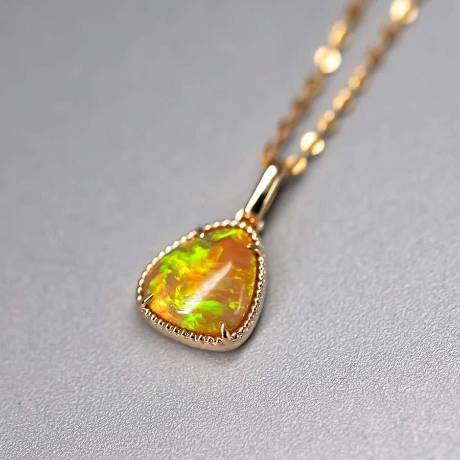 Taille brillant Collier d'opale éthiopienne en forme de triangle en or jaune 14k en vente