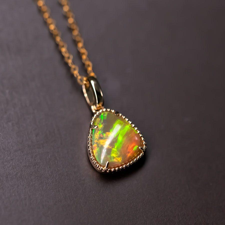 Collier d'opale éthiopienne en forme de triangle en or jaune 14k Neuf - En vente à Suwanee, GA