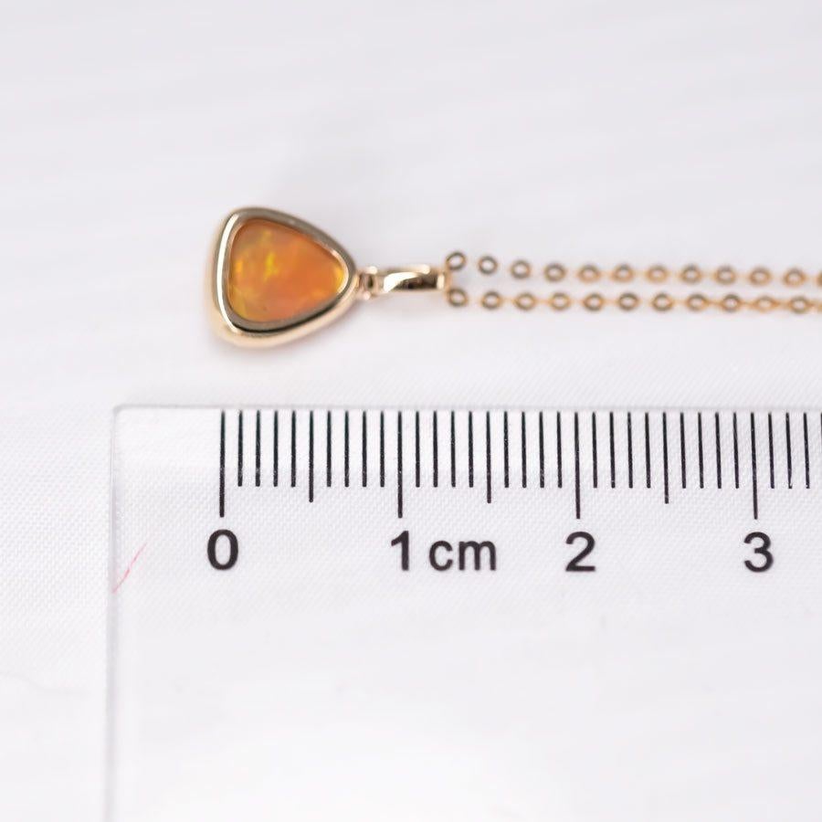 Collier d'opale éthiopienne en forme de triangle en or jaune 14k Unisexe en vente
