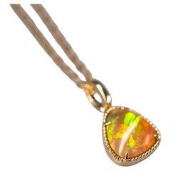 Collier d'opale éthiopienne en forme de triangle en or jaune 14k