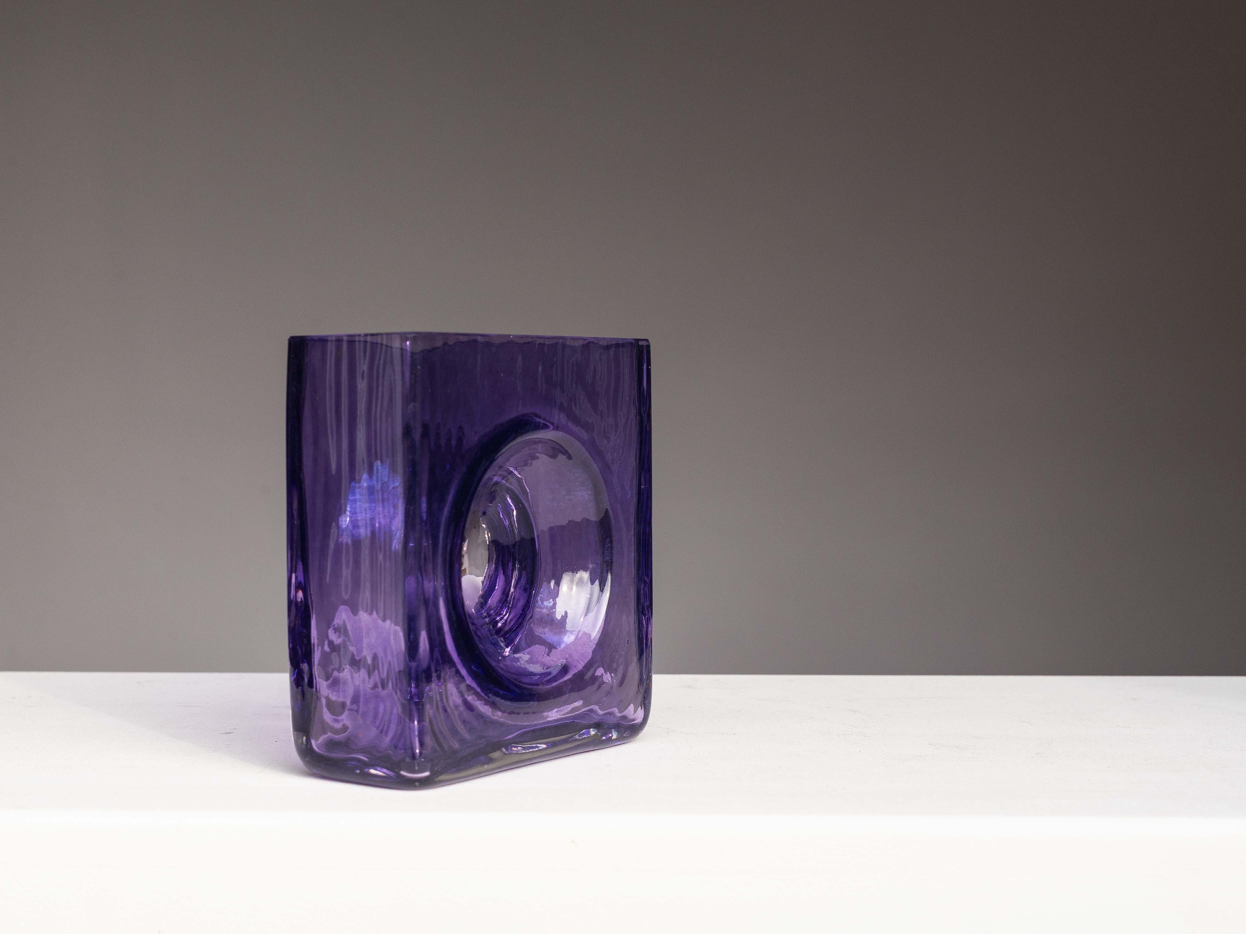 Vaso minimal in vetro viola - Vaso moderno in stile A Space Age - Francia anni '90 in vendita 3