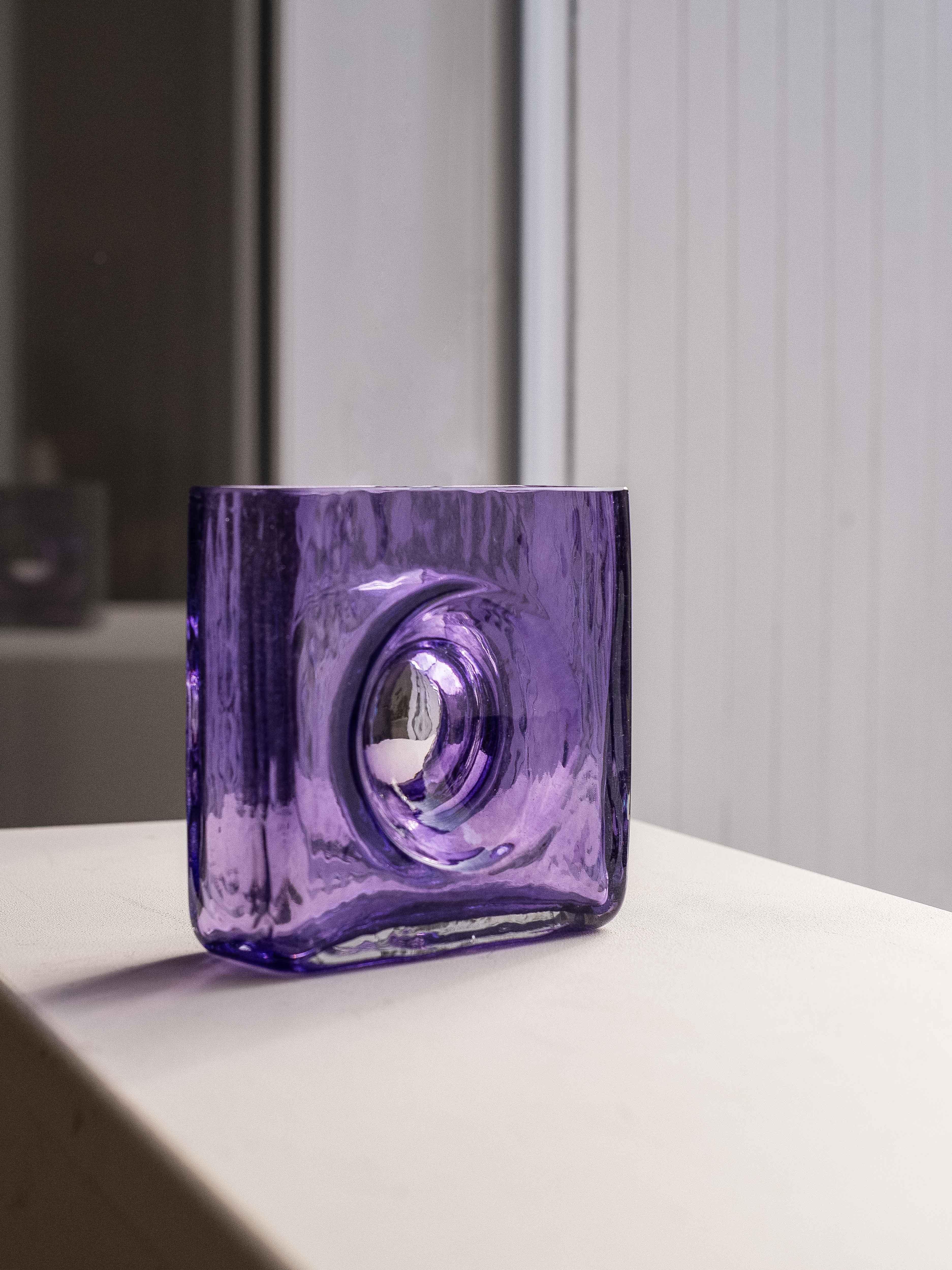 Vaso minimal in vetro viola - Vaso moderno in stile A Space Age - Francia anni '90

Design semplice ed elegante con un dettaglio interessante: all'interno, il vaso è separato in due parti su entrambi i lati, dove l'acqua può essere riempita.

Una