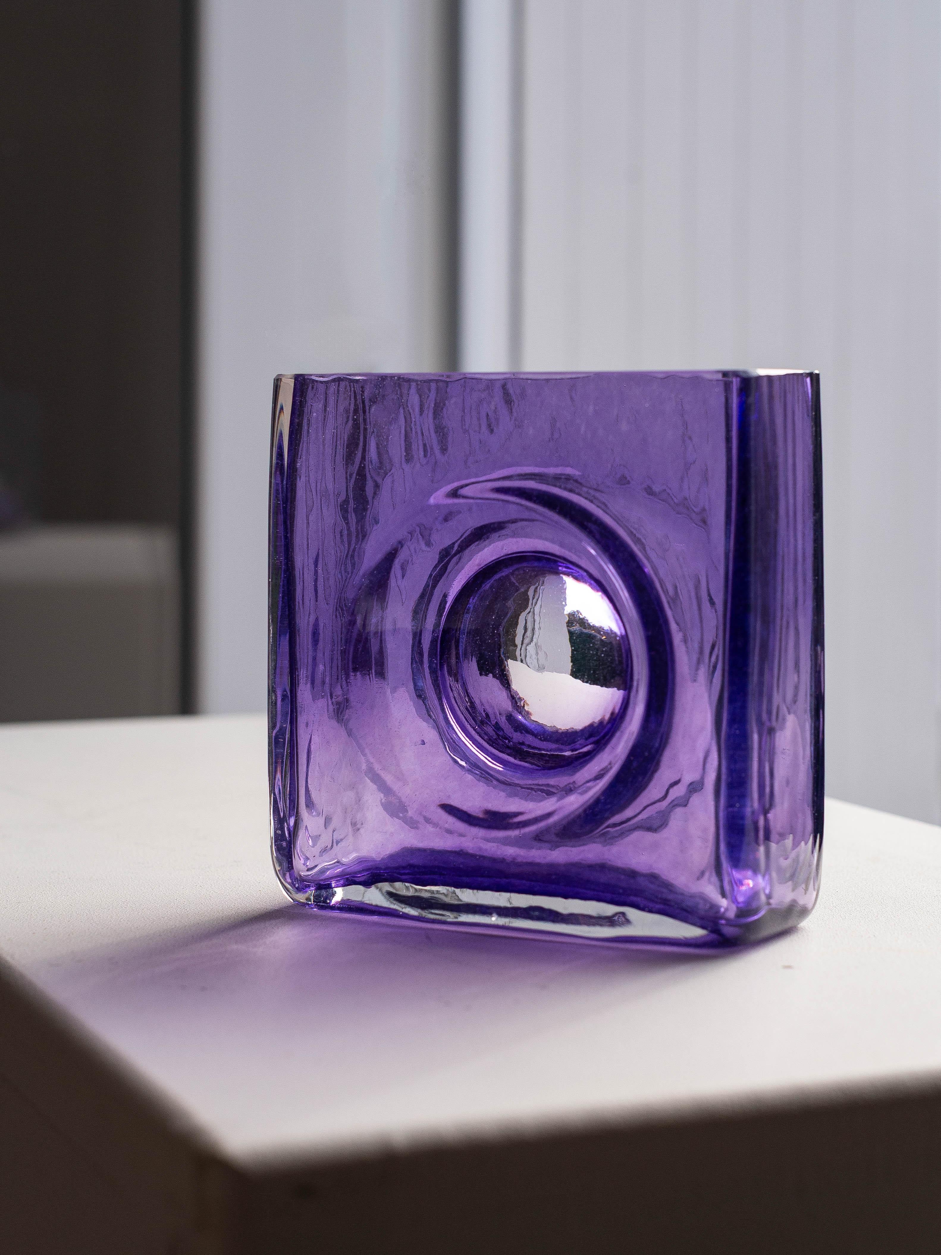 Francese Vaso minimal in vetro viola - Vaso moderno in stile A Space Age - Francia anni '90 in vendita