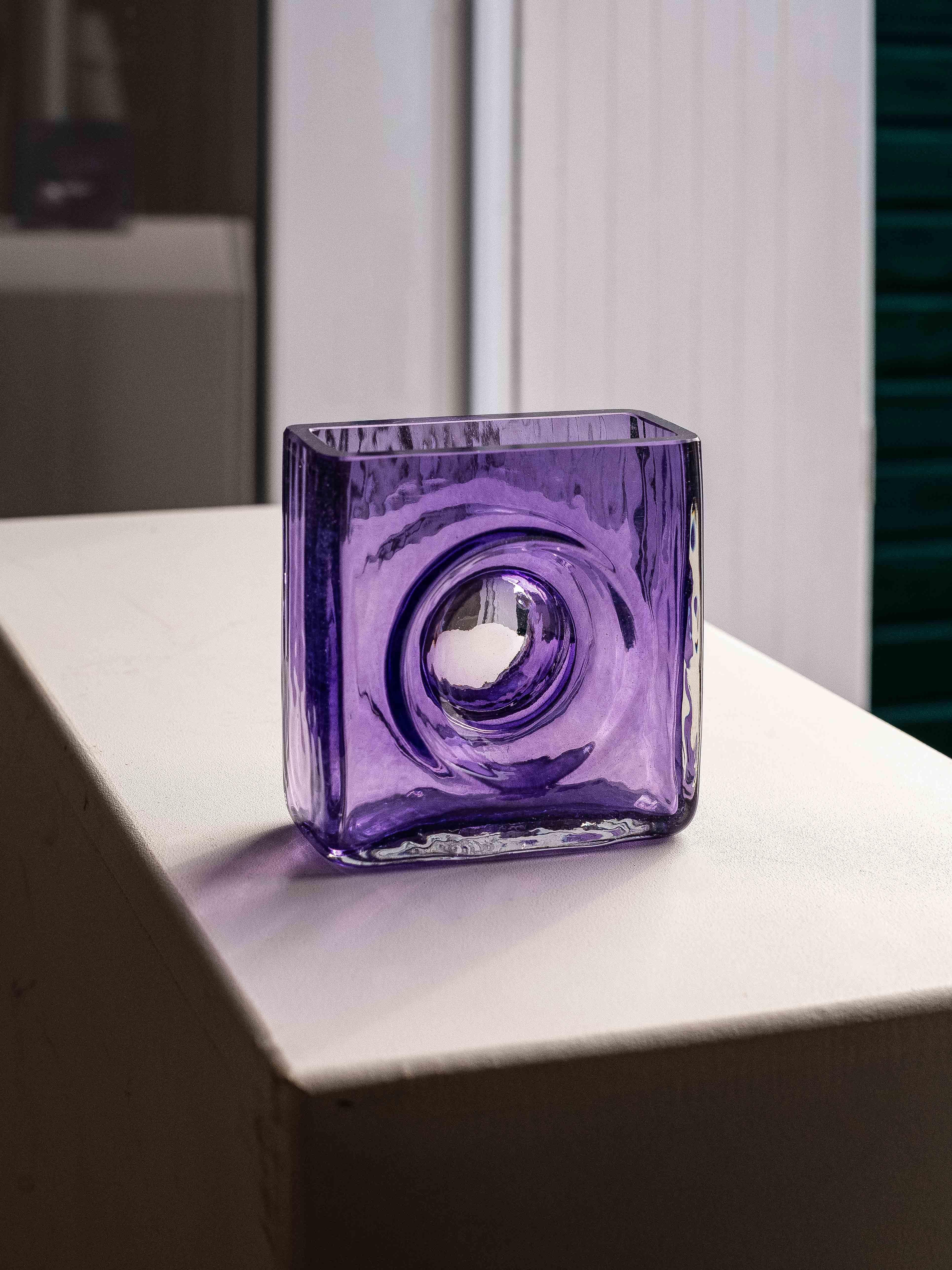 Cotto in fornace Vaso minimal in vetro viola - Vaso moderno in stile A Space Age - Francia anni '90 in vendita