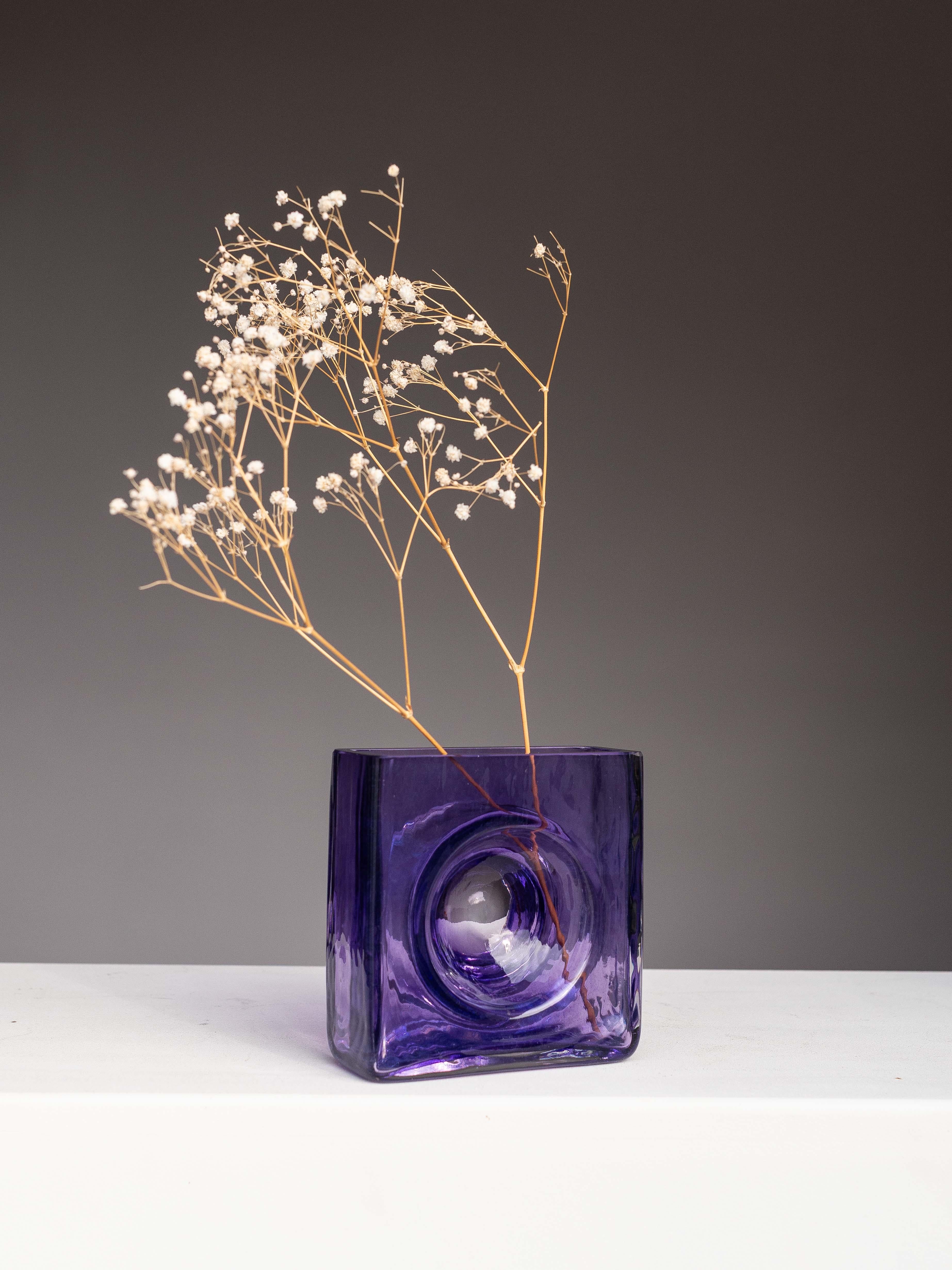 Vaso minimal in vetro viola - Vaso moderno in stile A Space Age - Francia anni '90 In condizioni buone in vendita a ROUEN, Normandie