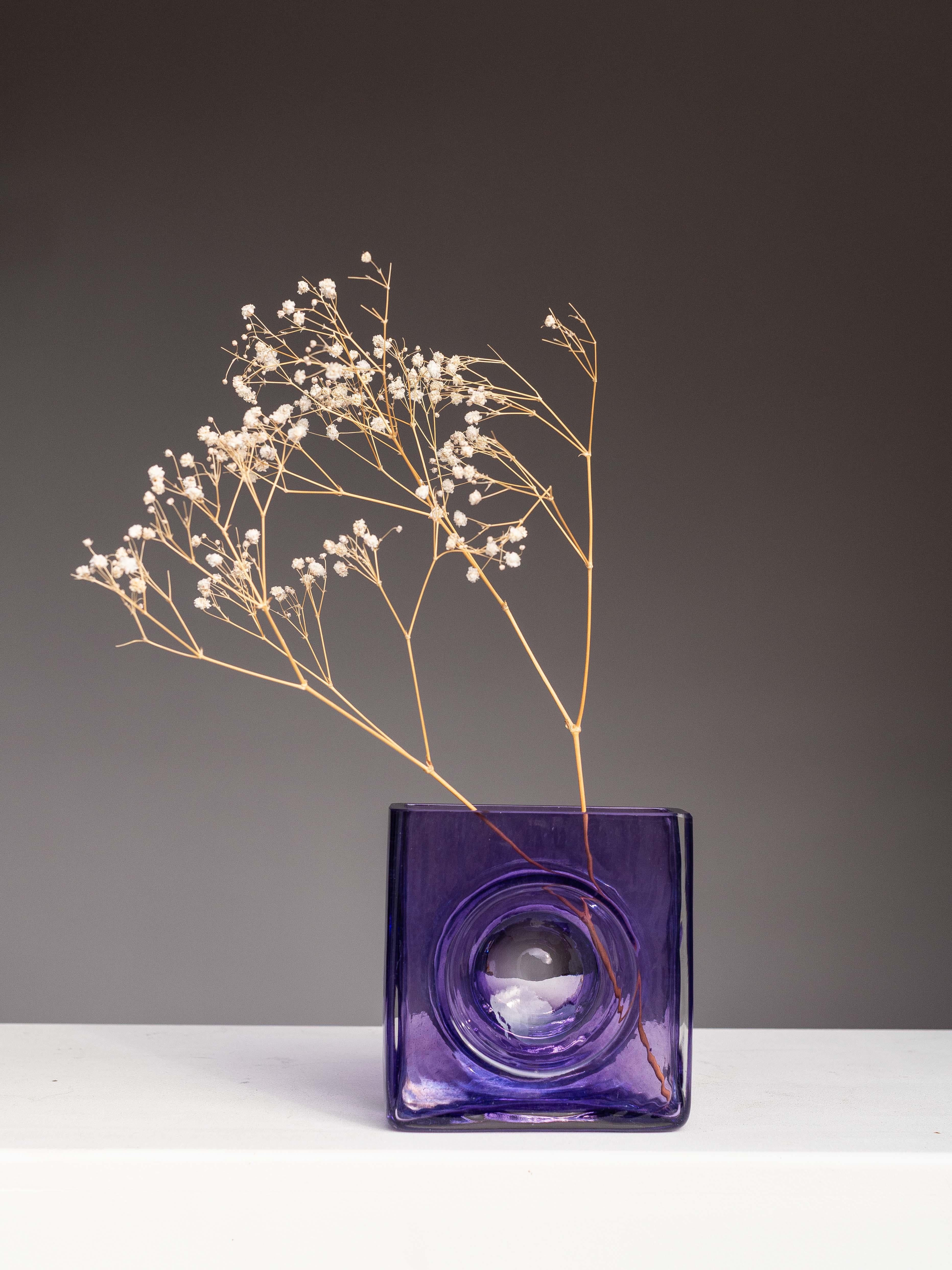Vaso minimal in vetro viola - Vaso moderno in stile A Space Age - Francia anni '90 in vendita 1