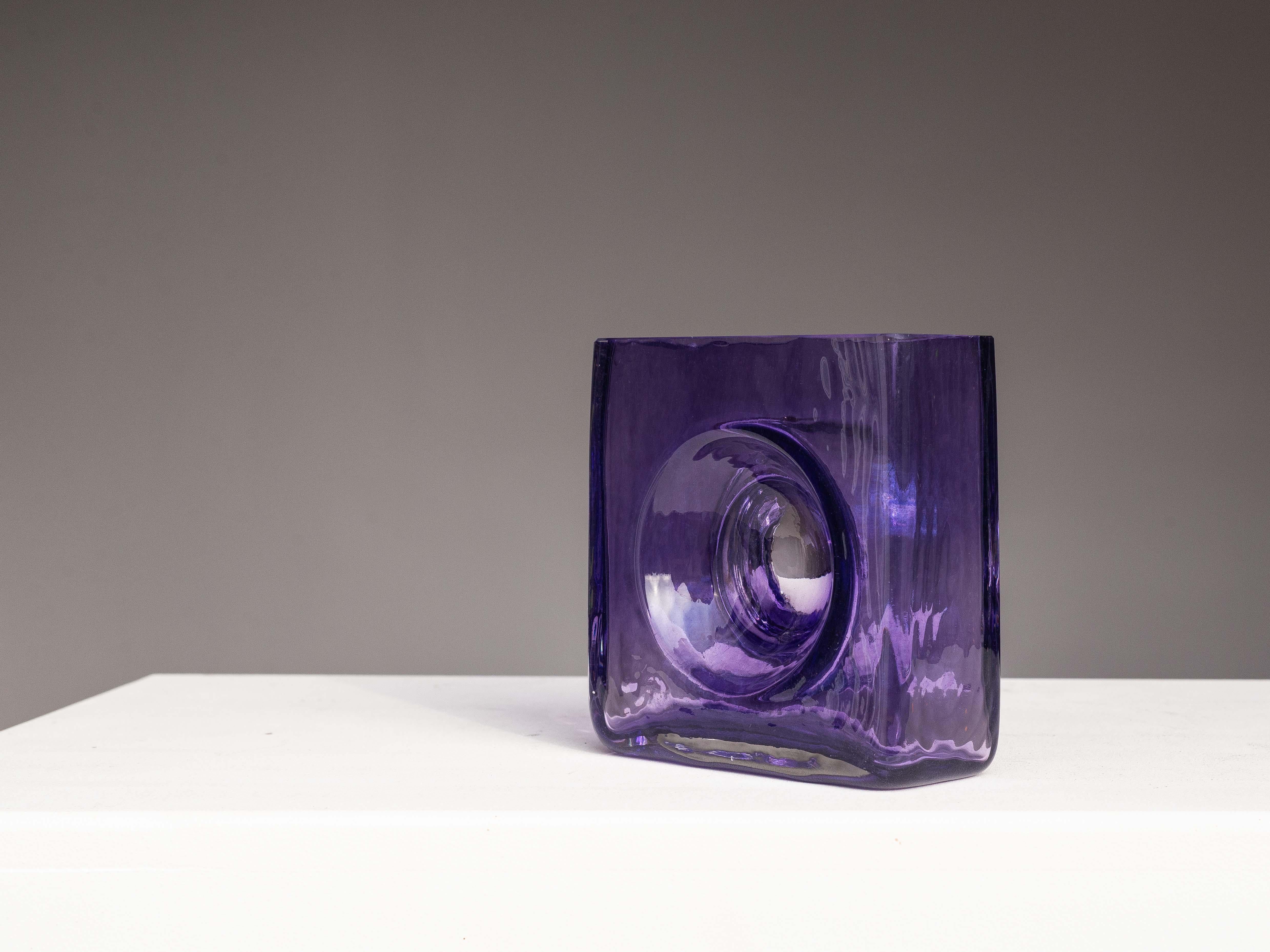 Vaso minimal in vetro viola - Vaso moderno in stile A Space Age - Francia anni '90 in vendita 2