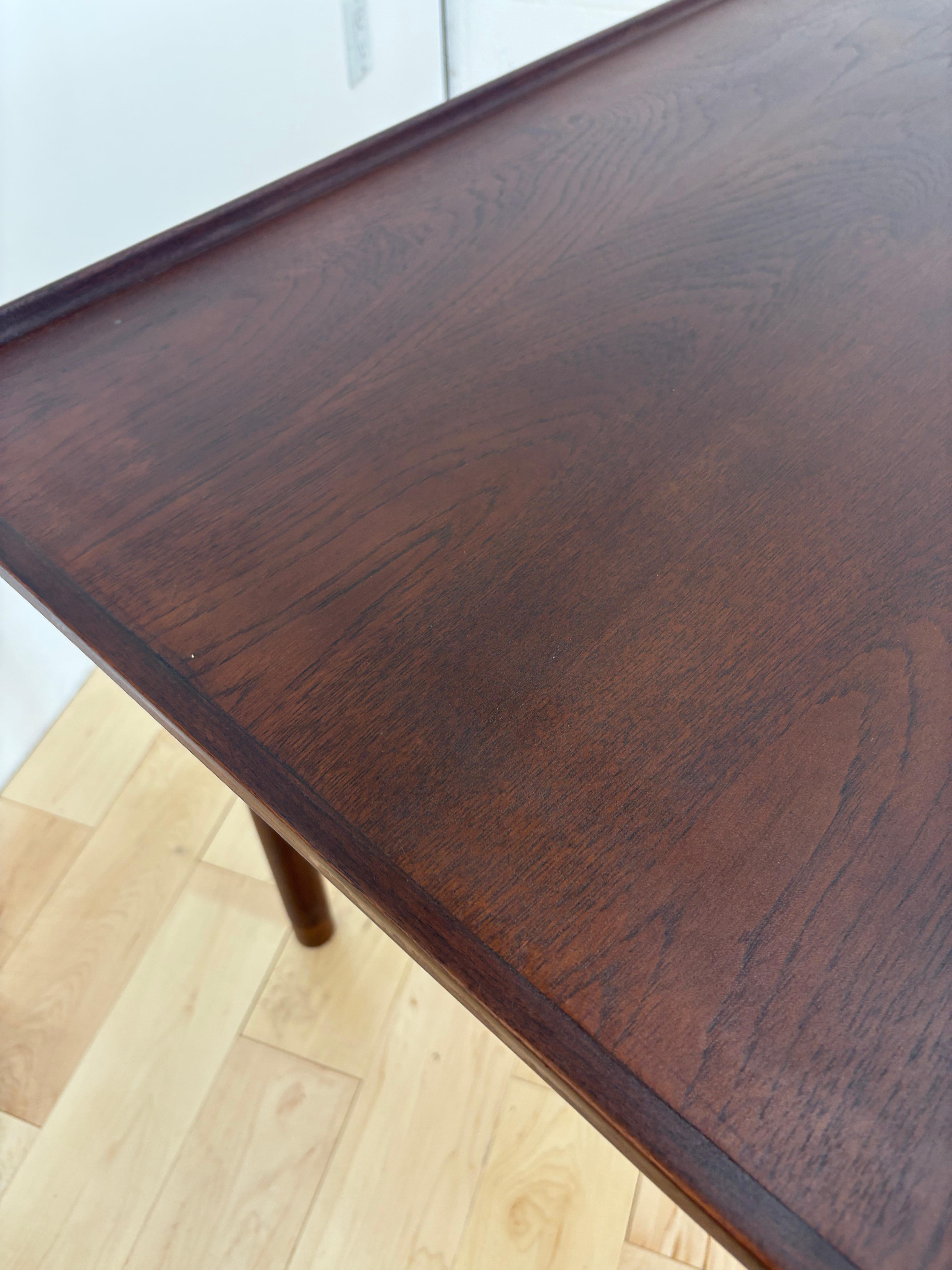 Scrivania minimalista di Hans Olsen in stile metà secolo moderno  Noce scuro e Teak in vendita 4