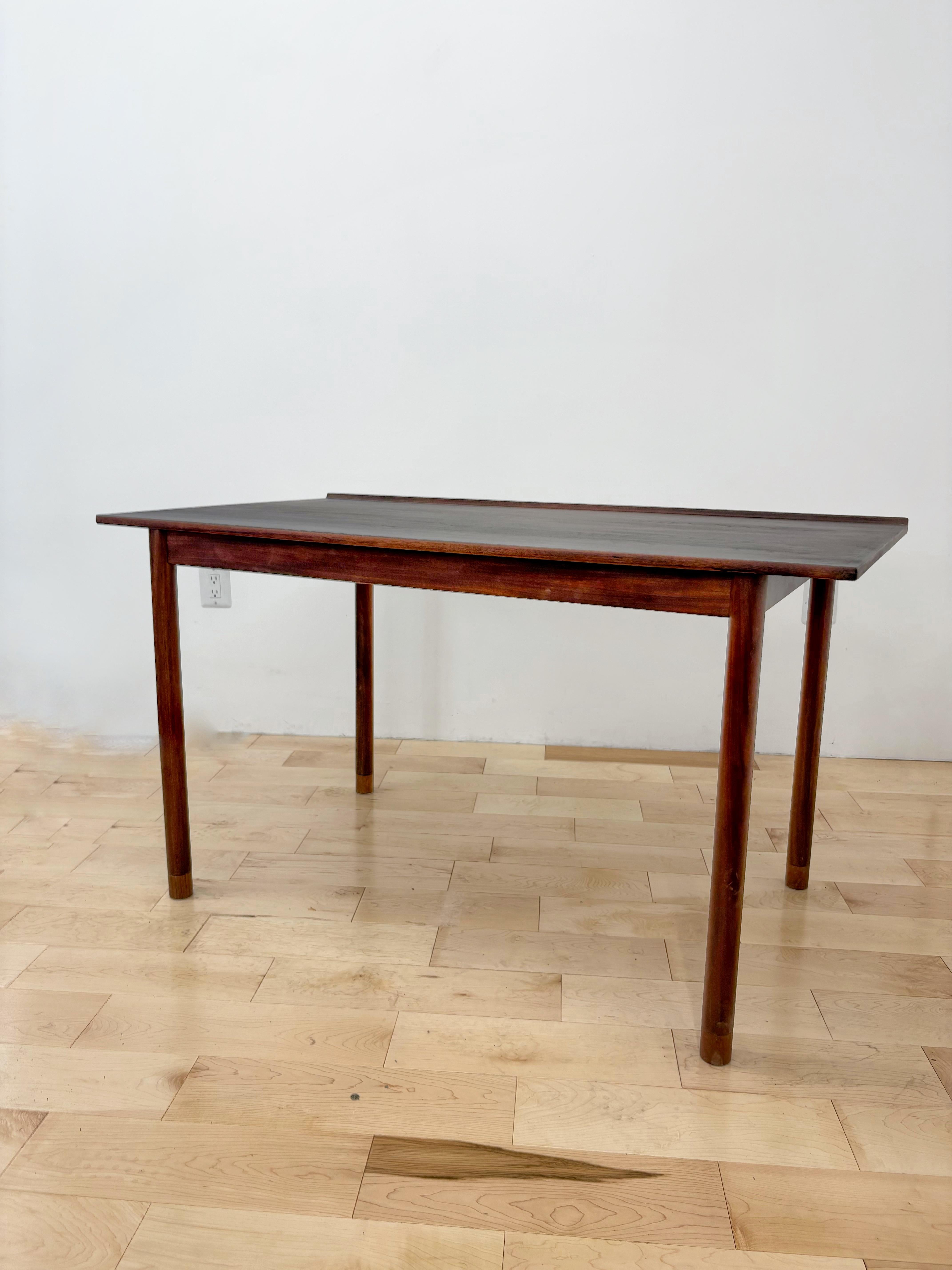 Mid-Century moderno Scrivania minimalista di Hans Olsen in stile metà secolo moderno  Noce scuro e Teak in vendita