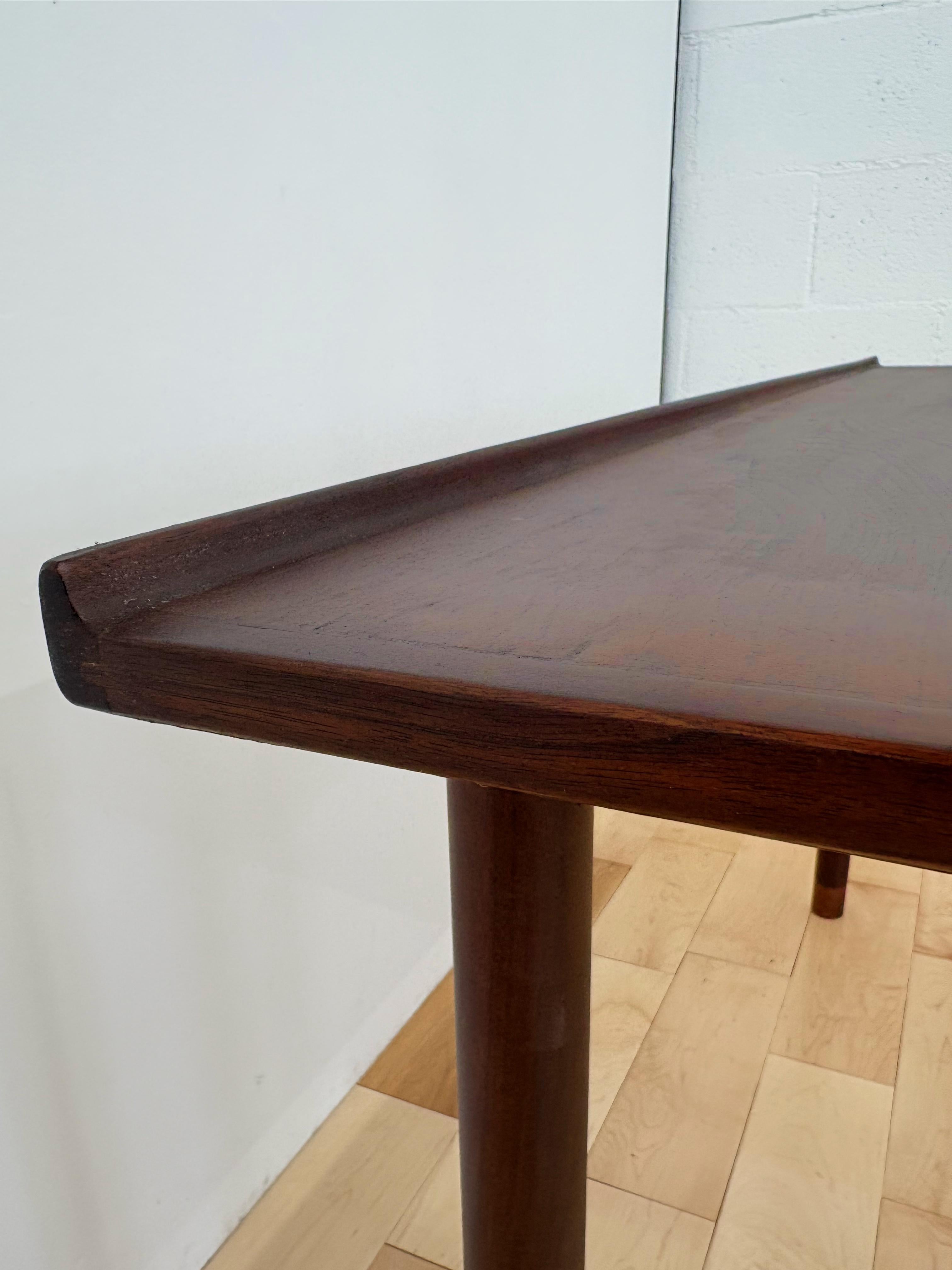 Danese Scrivania minimalista di Hans Olsen in stile metà secolo moderno  Noce scuro e Teak in vendita