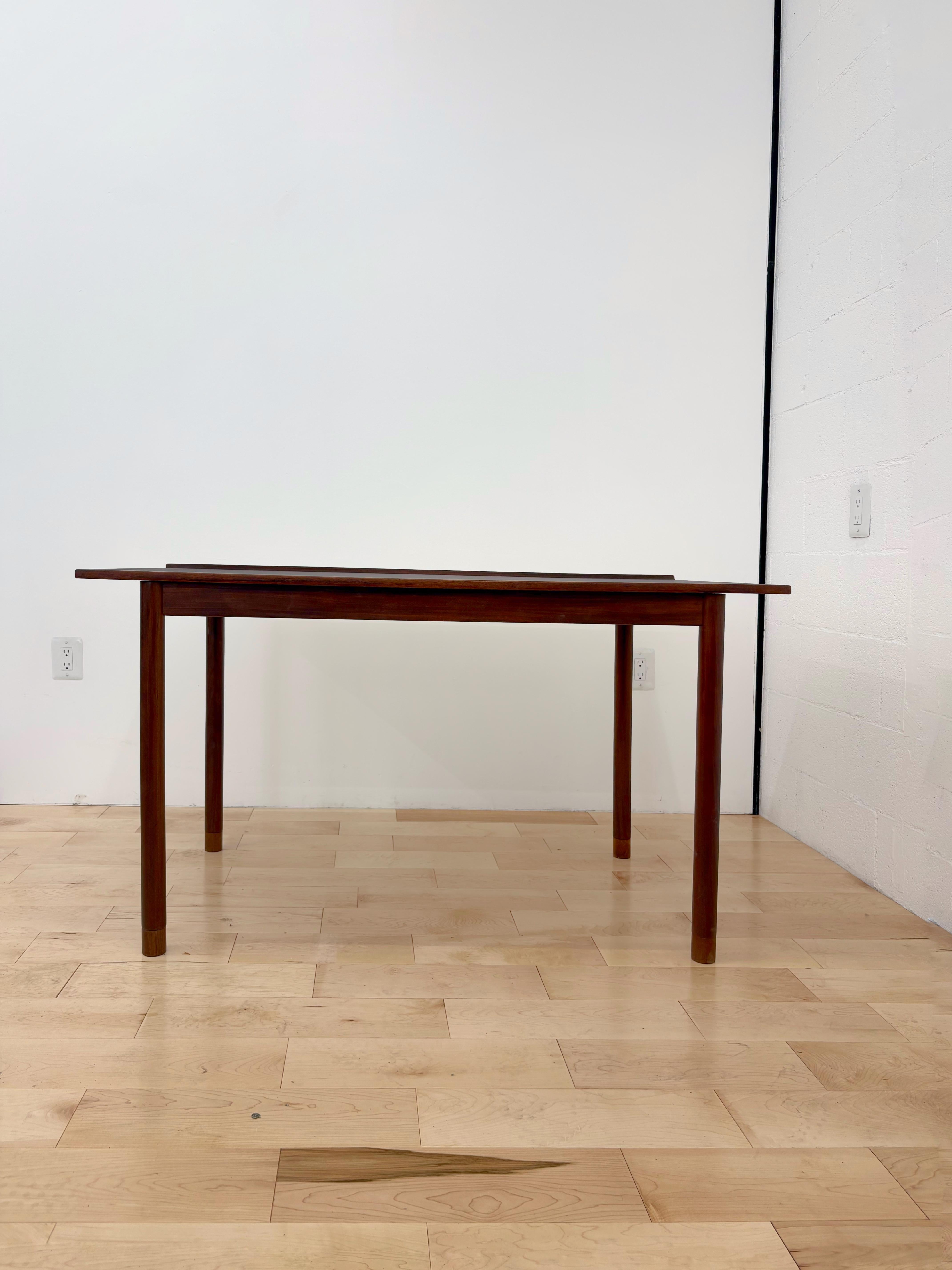 XIX secolo Scrivania minimalista di Hans Olsen in stile metà secolo moderno  Noce scuro e Teak in vendita