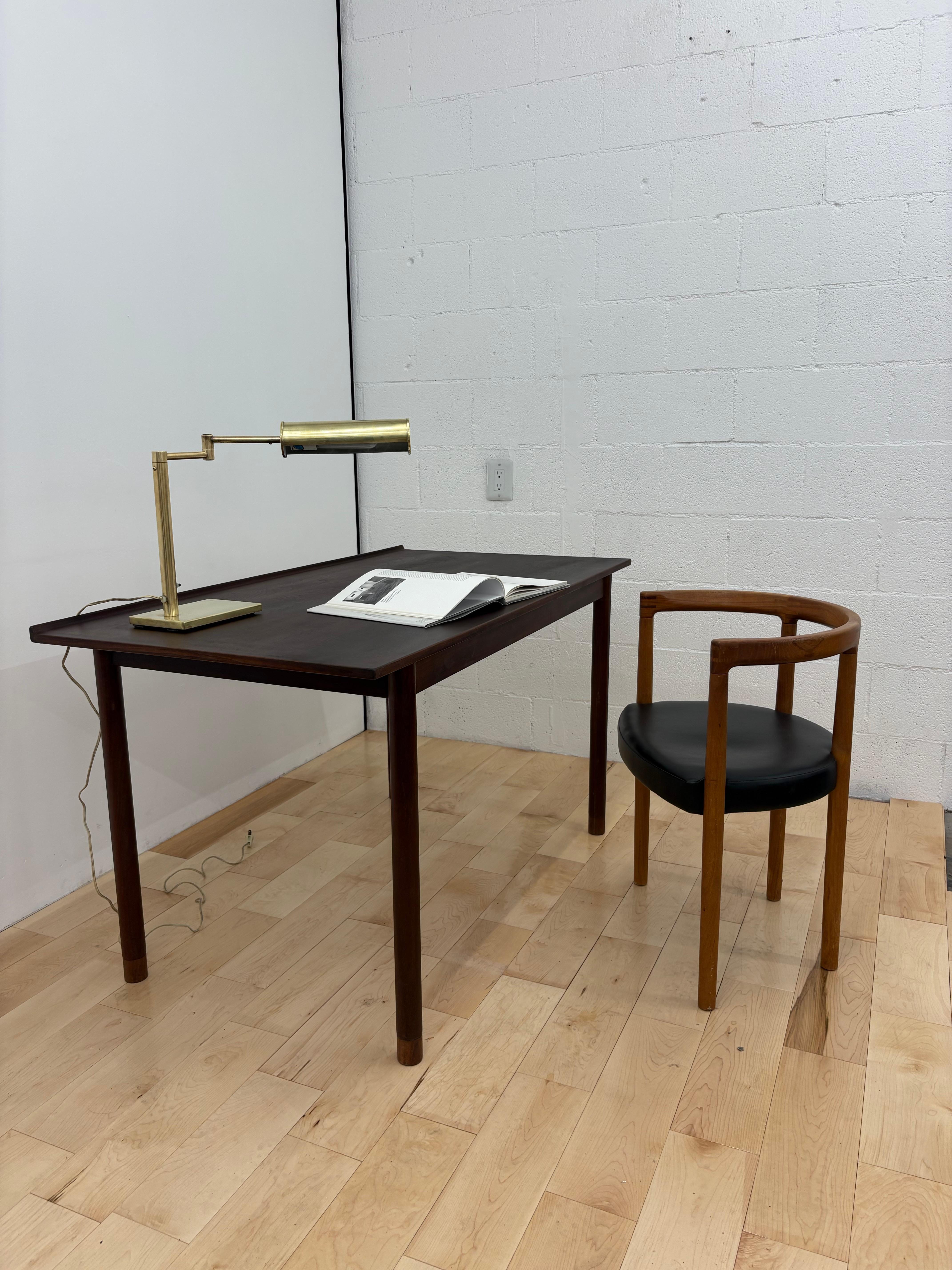 Scrivania minimalista di Hans Olsen in stile metà secolo moderno  Noce scuro e Teak in vendita 1