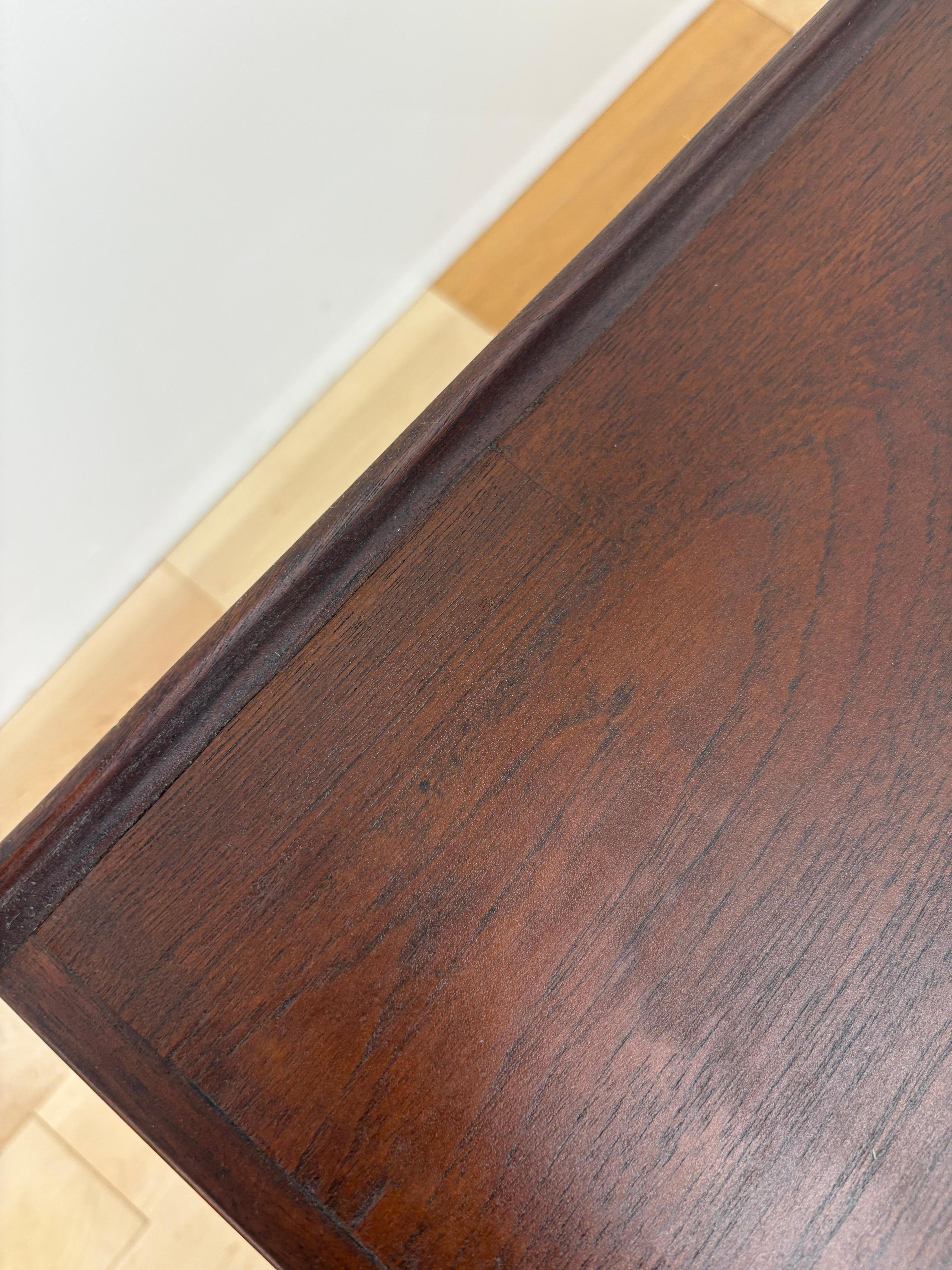 Scrivania minimalista di Hans Olsen in stile metà secolo moderno  Noce scuro e Teak in vendita 3