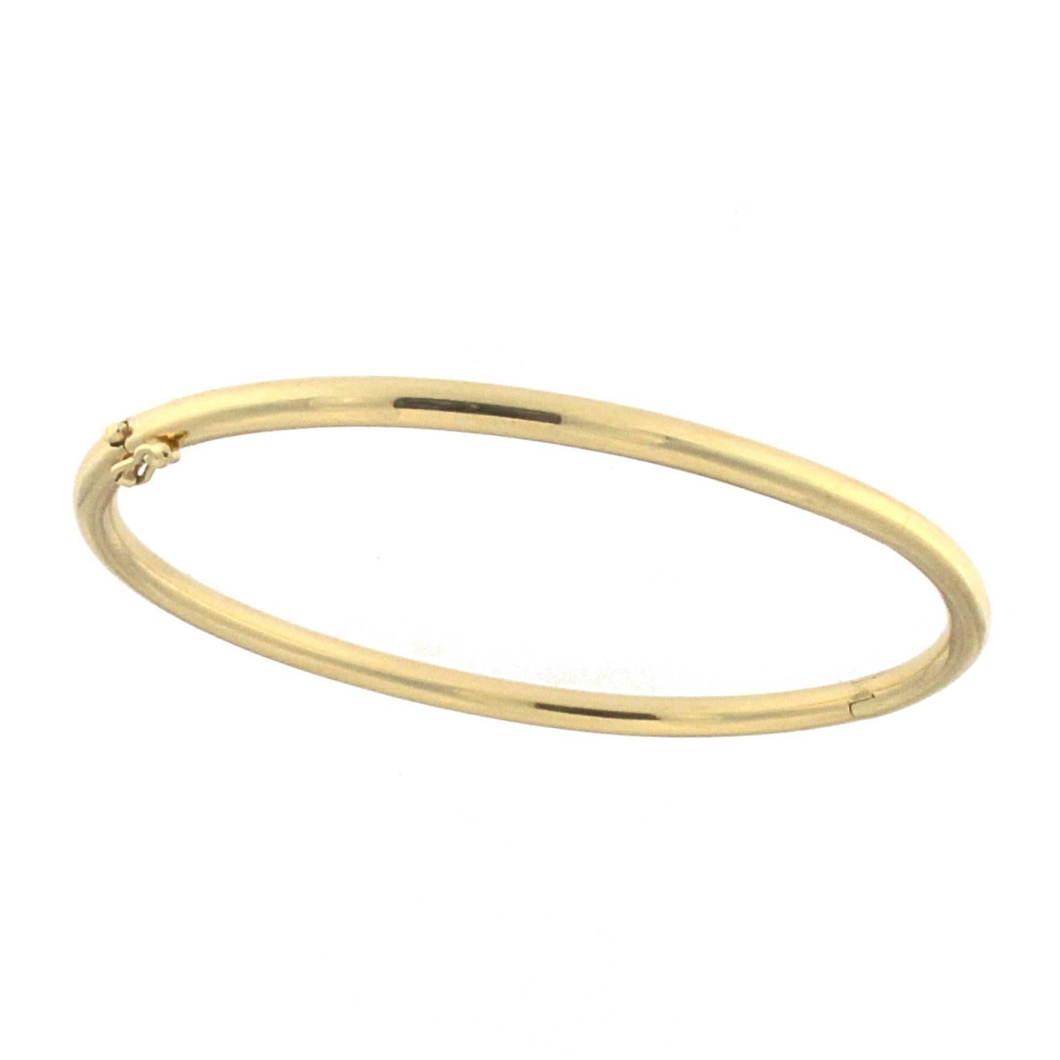 Rigid bracelet on oval shape made with thin round cane to perfectly fit the anatomy of the woman's wrist.
This bracelet is part of the collection  MINIMAL
Made entirely of yellow gold 
The total weight of the gold is GR 16,80
Stamp 750 10 MI