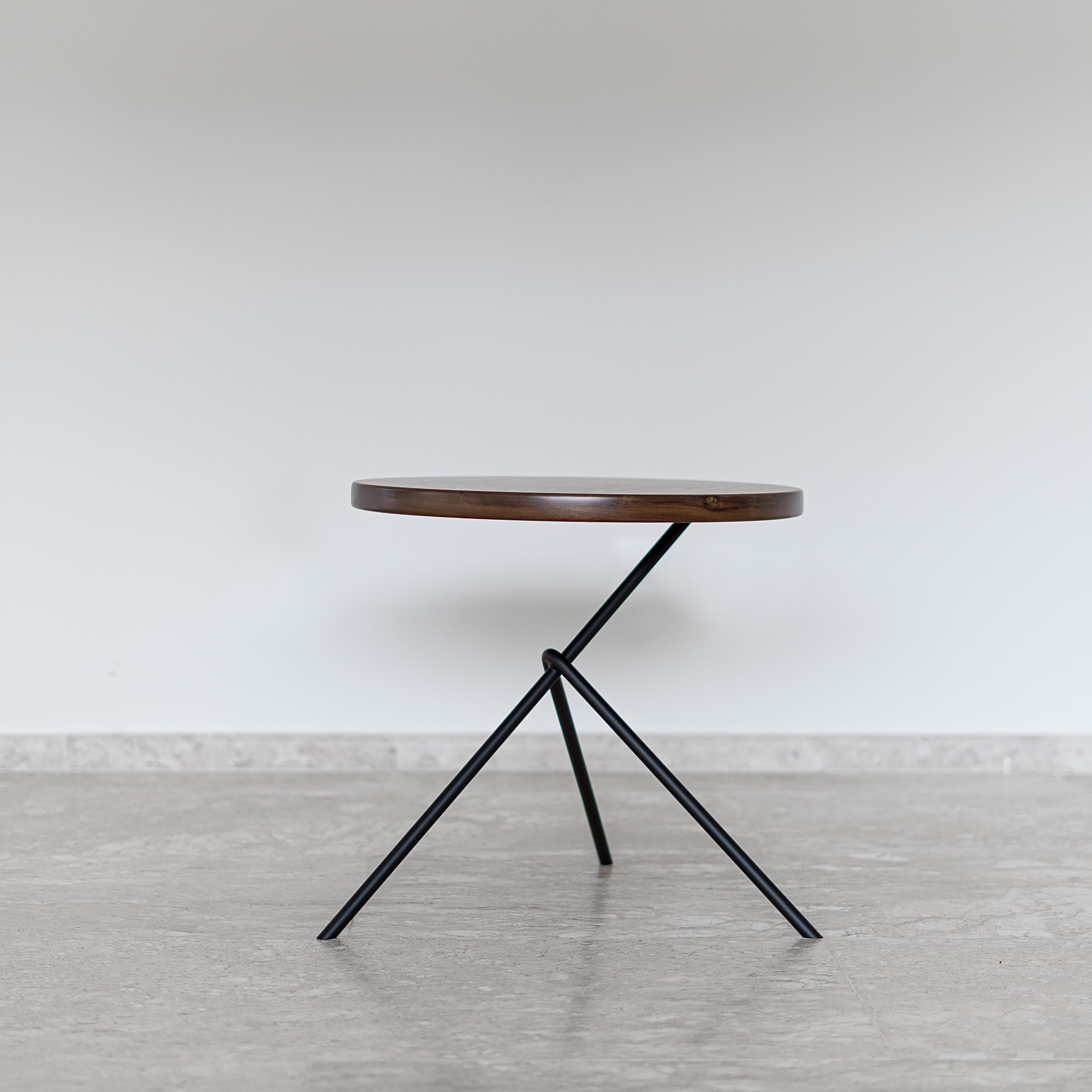 Cette table d'appoint minimaliste en bois massif brésilien 