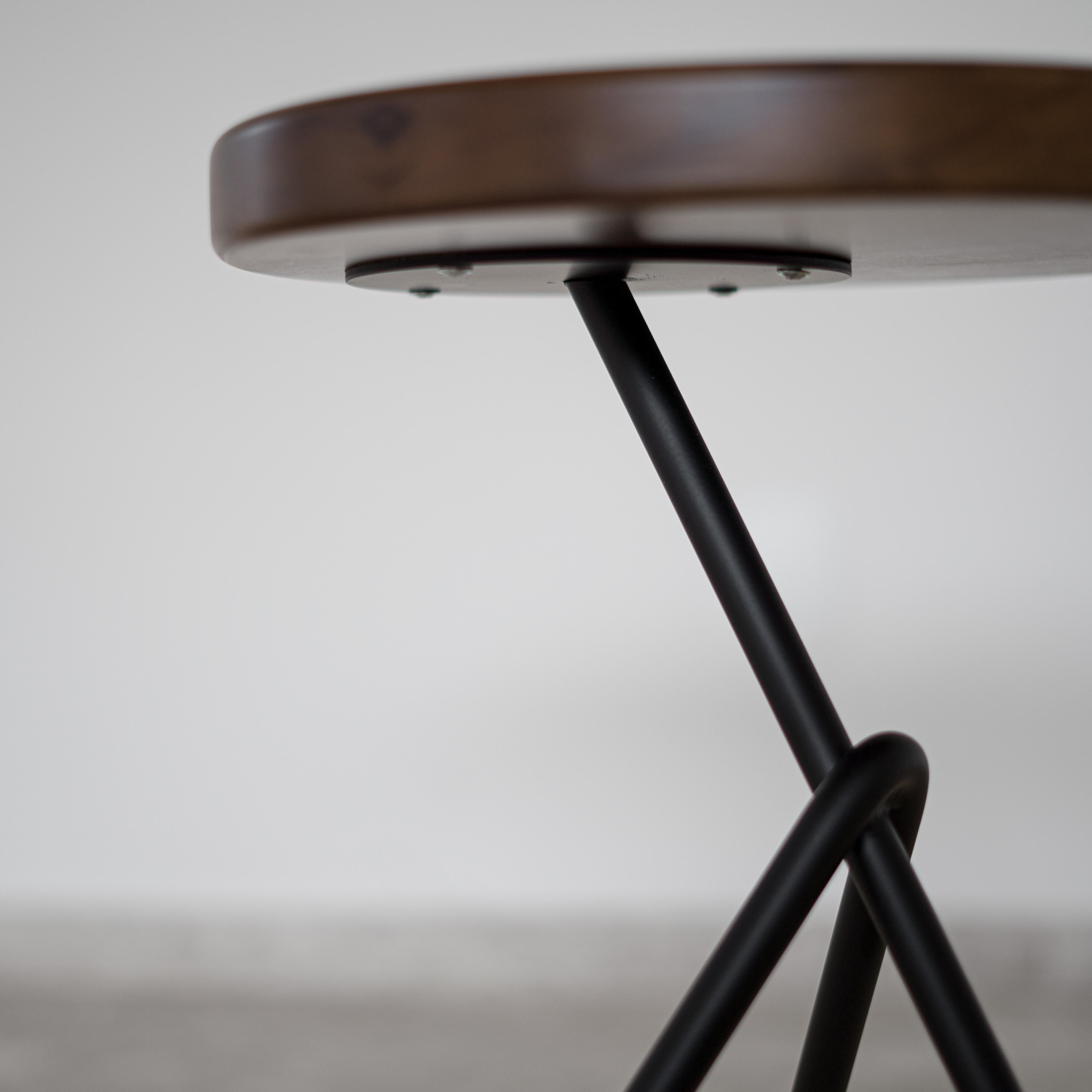 Minimaliste Table d'appoint brésilienne minimaliste en bois massif Anna de Samuel Lamas en vente