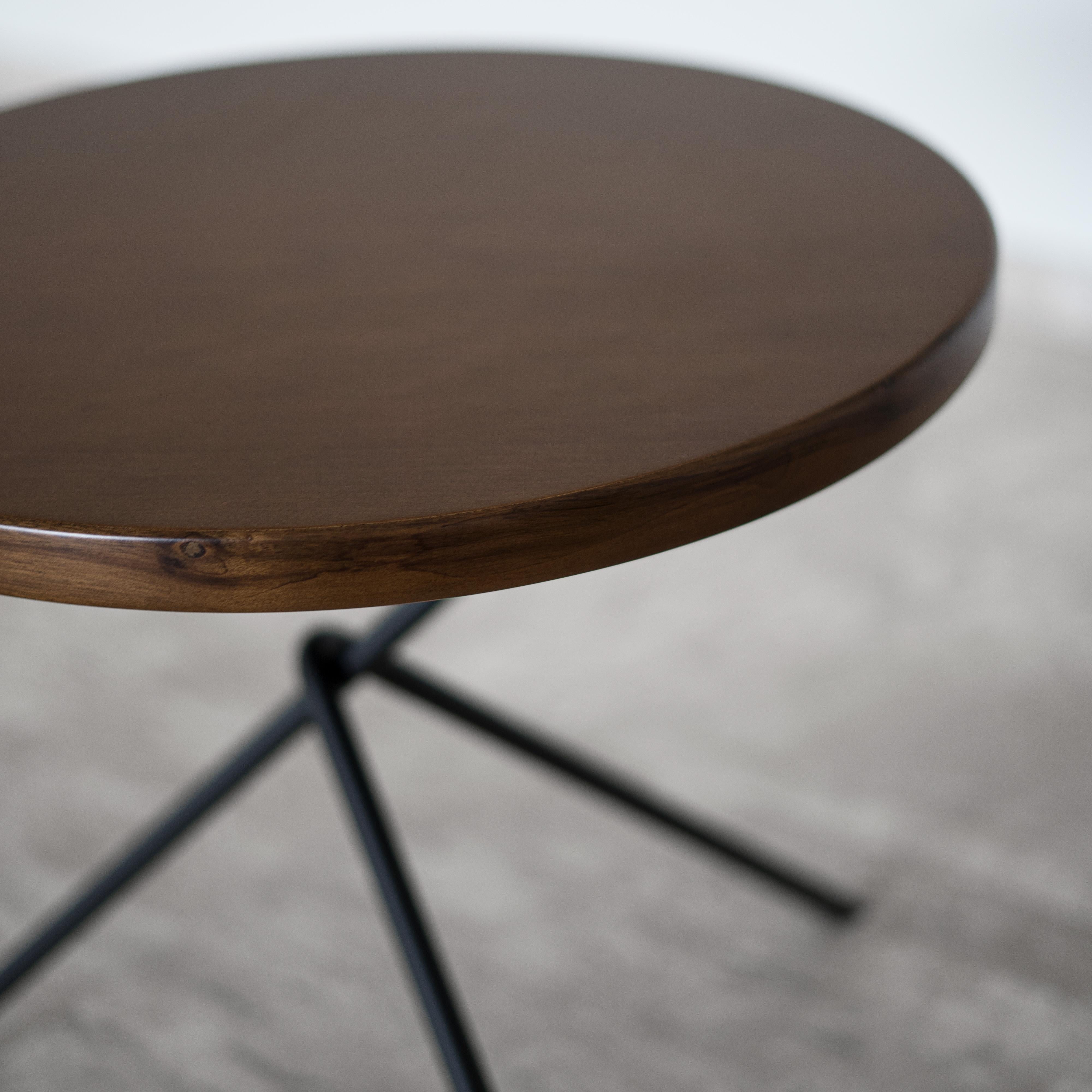 Minimaliste Table d'appoint brésilienne minimaliste en bois massif  « Anna » de Samuel Lamas en vente