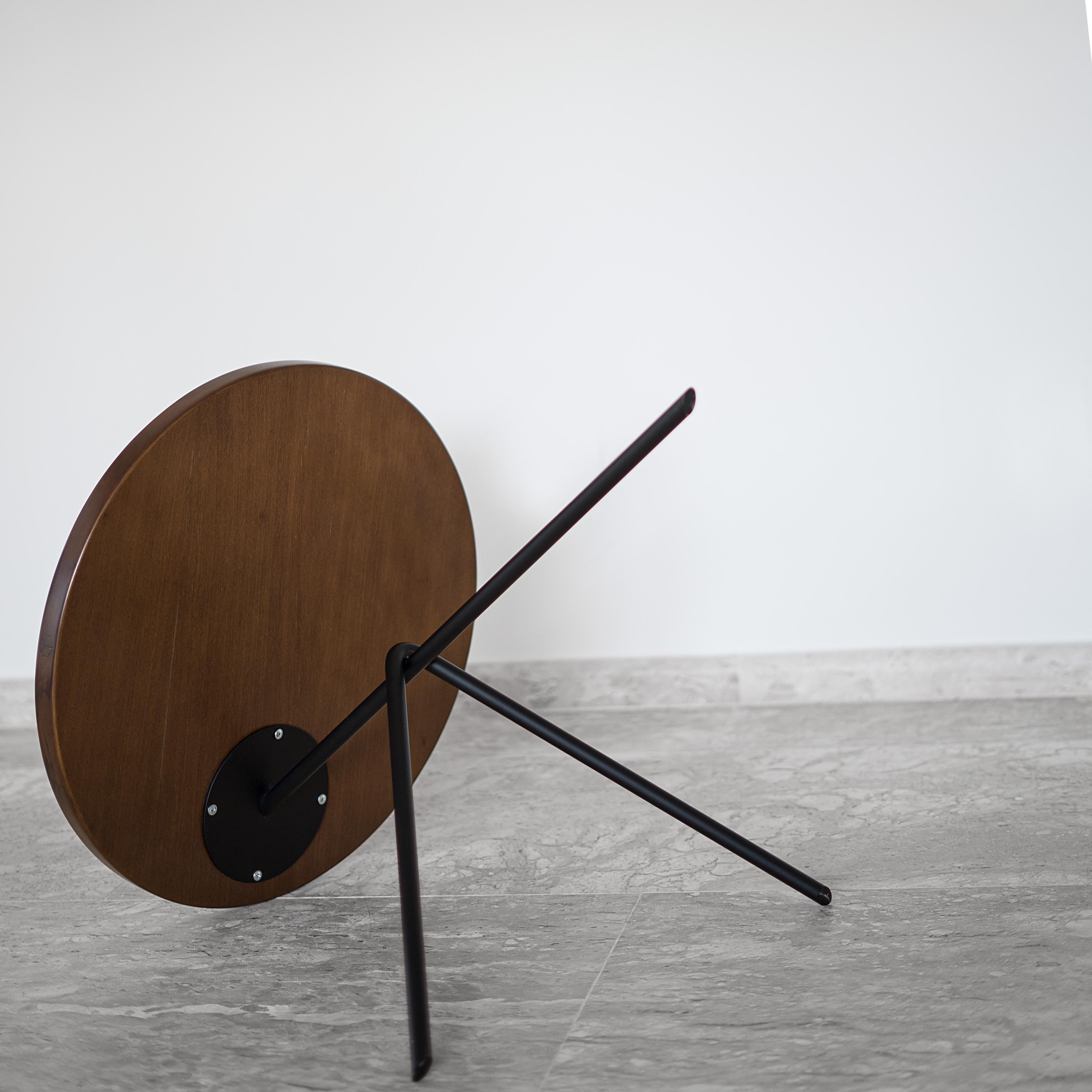 Peint Table d'appoint brésilienne minimaliste en bois massif  « Anna » de Samuel Lamas en vente