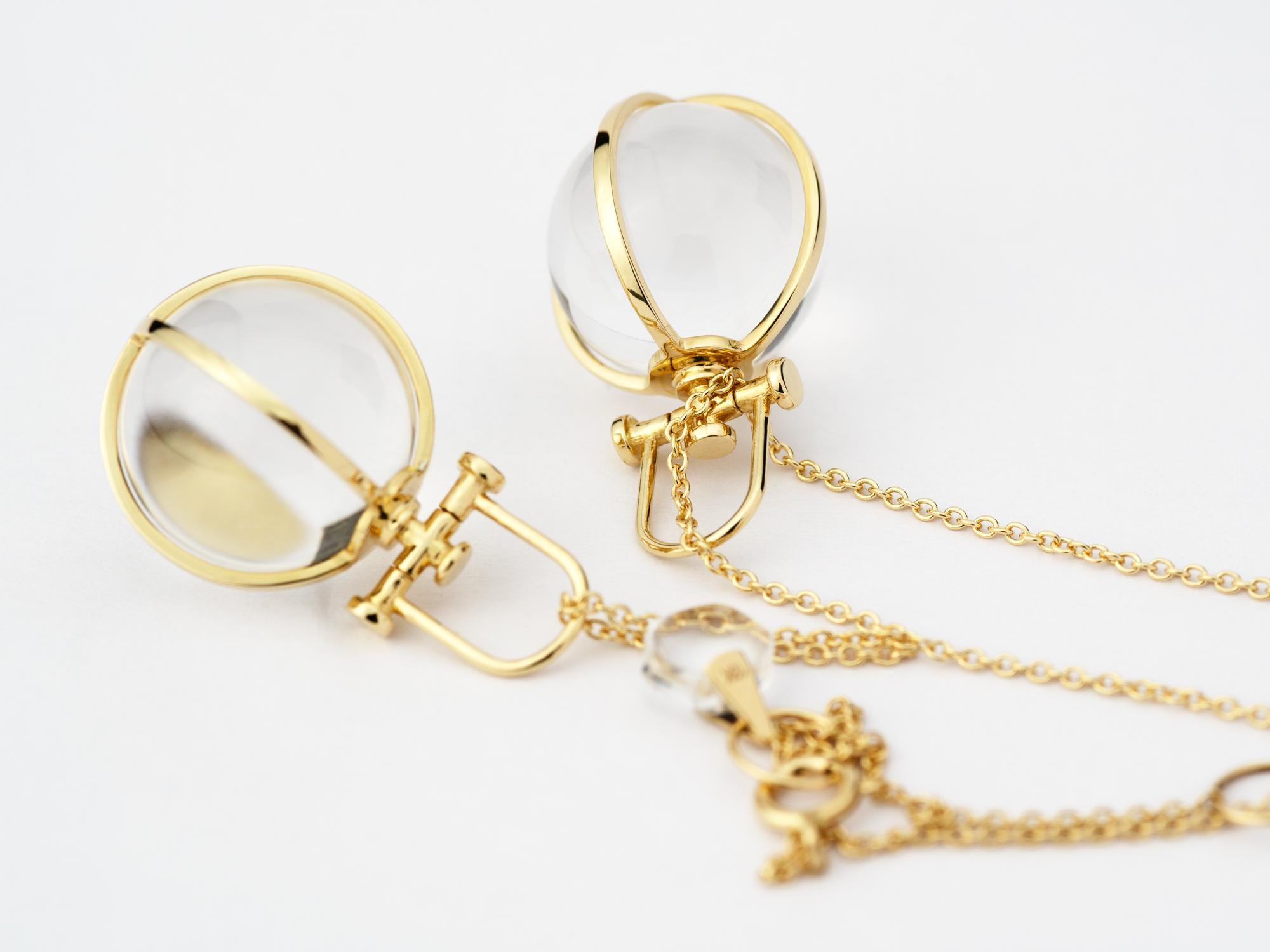 Taille pampille Collier pendentif orbe talisman minimaliste en or massif 18 carats et cristal de roche naturel en vente