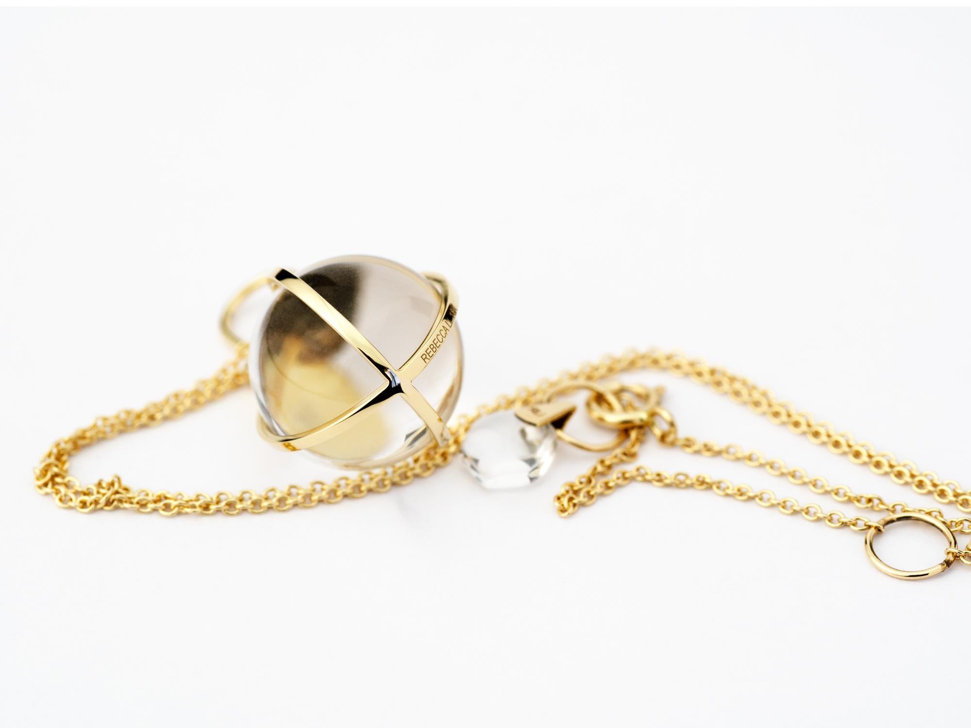 Collier pendentif orbe talisman minimaliste en or massif 18 carats et cristal de roche naturel en vente 2