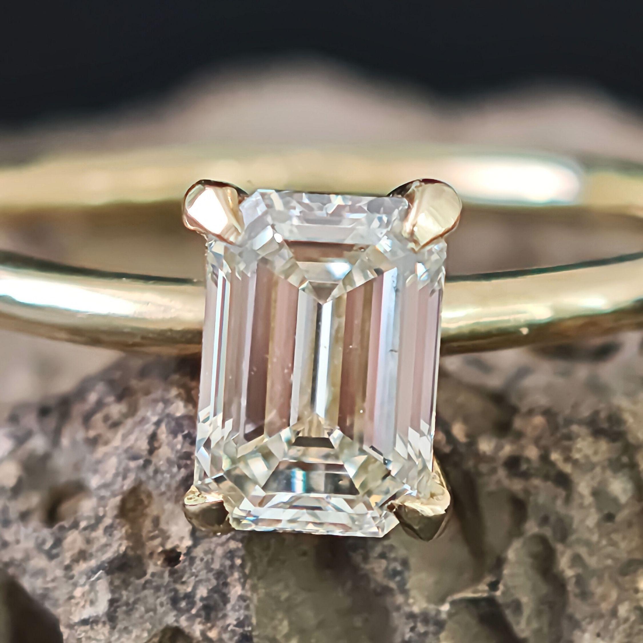 Dieser exquisite Solitärring ist mit einem 1,31 Karat schweren natürlichen Diamanten im Smaragd-Schliff mit der Graduierung H (Farbe) und VS1 (Reinheit) besetzt und in eine schlanke 
Band aus 14K Gelbgold.
Zertifiziert von E.G. Labs (Bericht Nr.