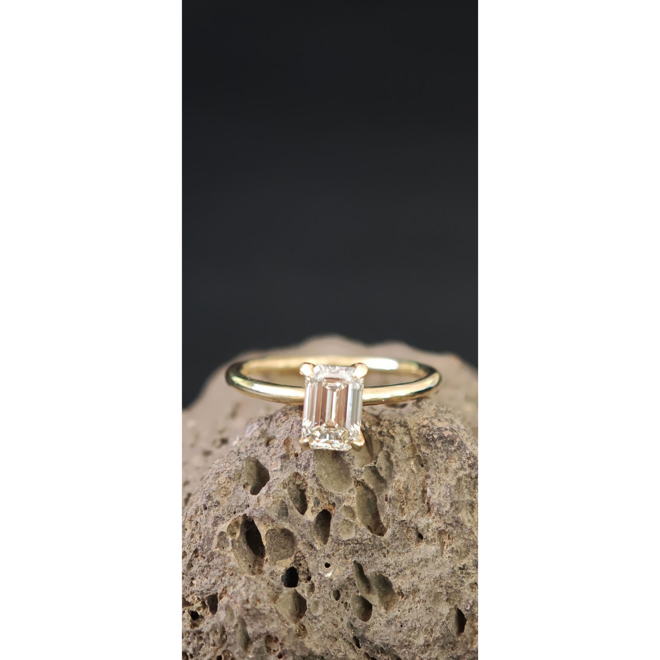 Minimalistischer 1,31ct Smaragd-Schliff Ring mit natürlichem Diamant  H VS1  14K Gelbgold im Zustand „Neu“ im Angebot in Ramat Gan, IL