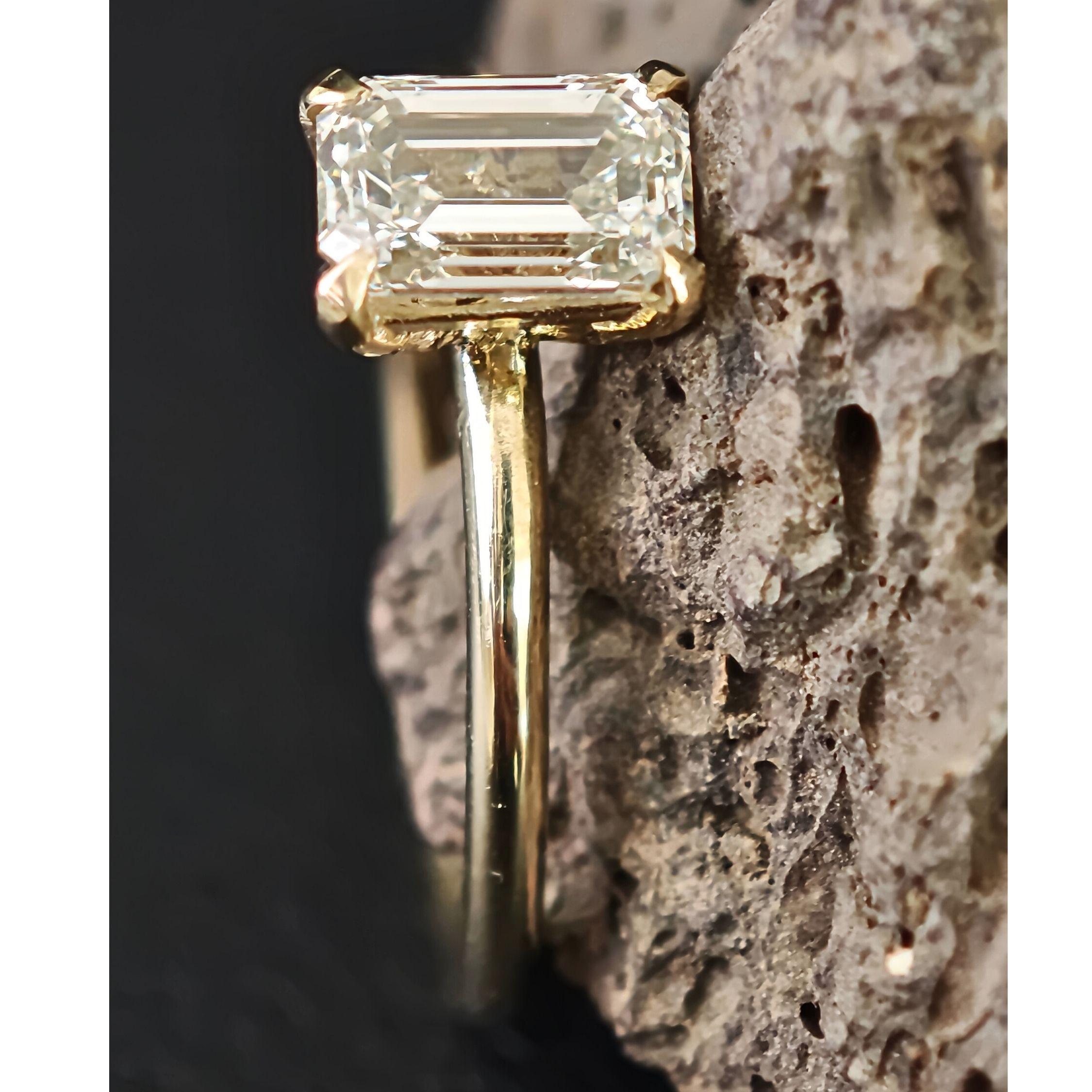 Minimalistischer 1,31ct Smaragd-Schliff Ring mit natürlichem Diamant  H VS1  14K Gelbgold im Angebot 1