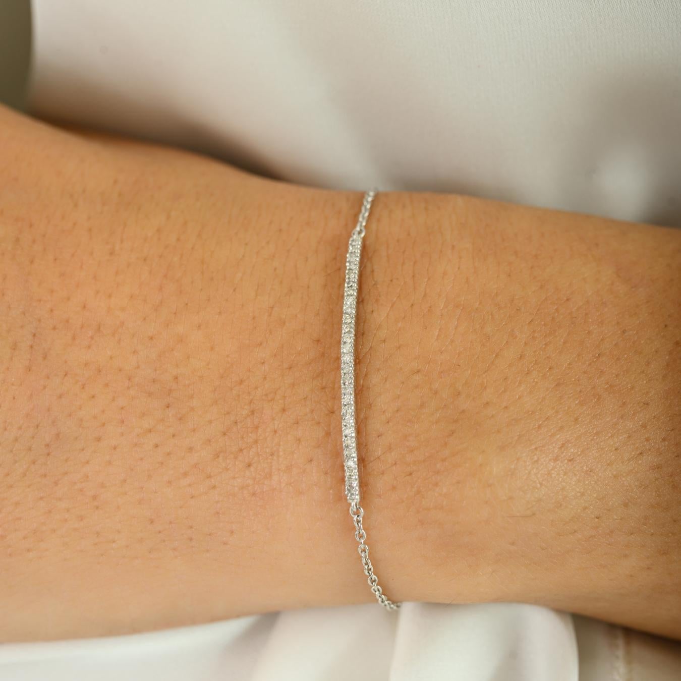 Taille ronde Minimaliste en or blanc massif 14K  Bracelet à rangées de diamants style bar pour femmes en vente