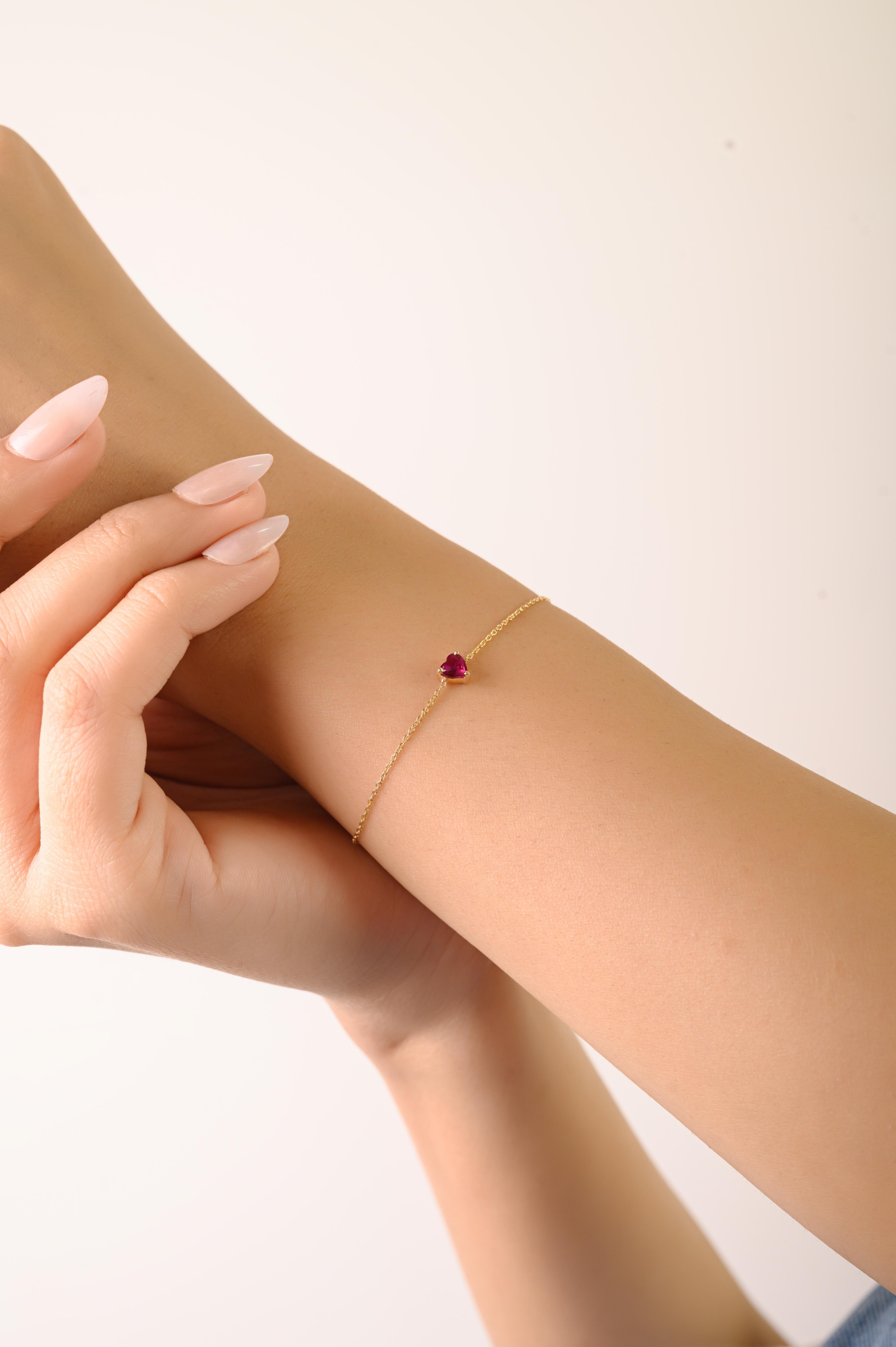 Esta elegante pulsera exhibe un único rubí natural en forma de corazón de 0,41 quilates, que mide aproximadamente 4,1 x 4,4 mm, engastado en oro de 14k con un solitario clásico de tres puntas. La delicada cadena mide 7 pulgadas de largo, con una